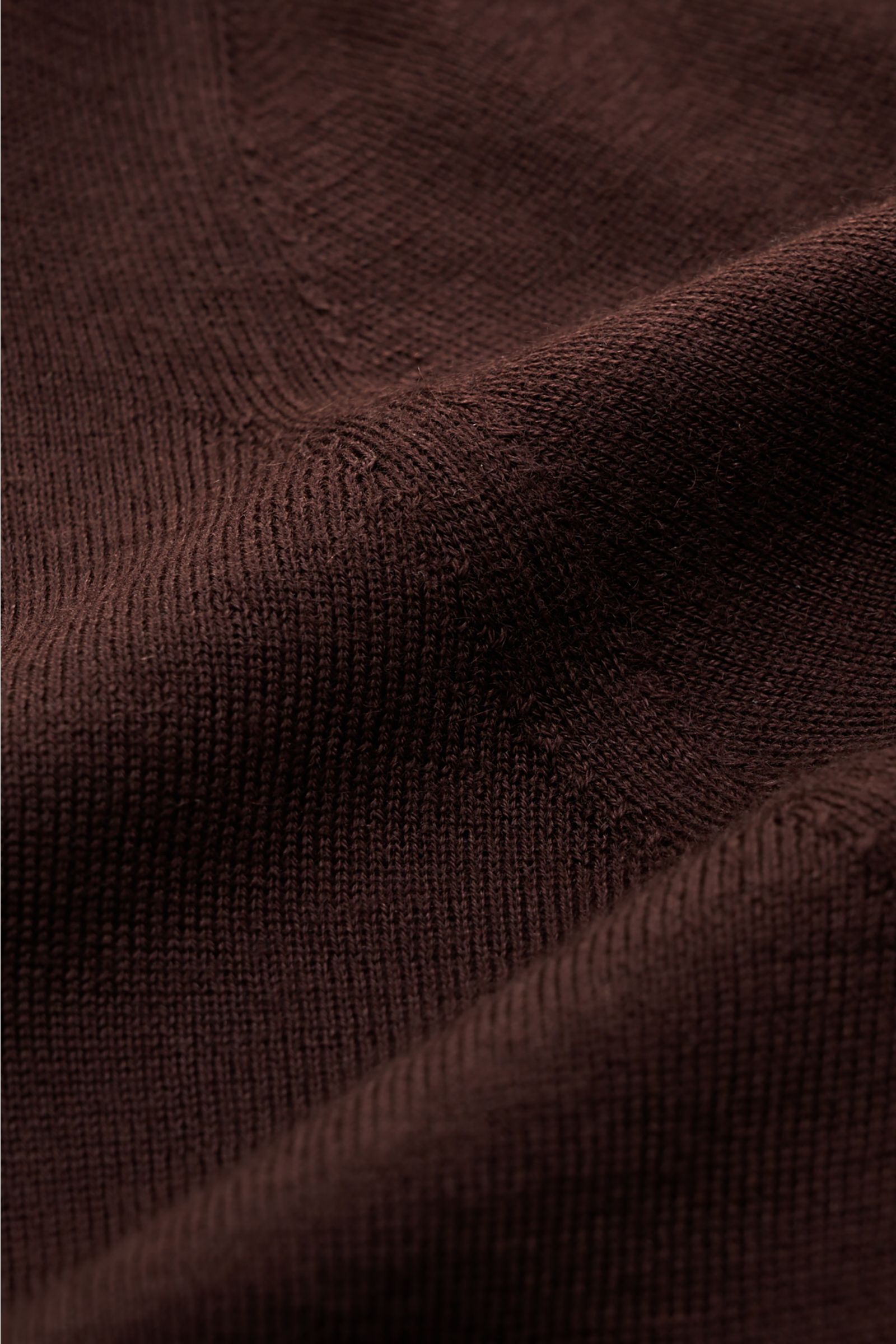 Filippo de Laurentiis Strickpolo dunkelbraun aus Cashmere-Seiden-Mix, Nahaufnahme des feinen Strickbilds und weichen Griffs.