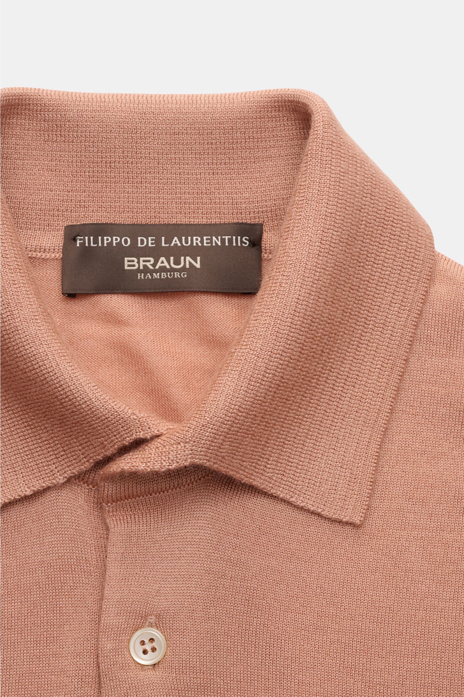 Filippo de Laurentiis Strickpolo apricot, Nahaufnahme von Polokragen und Drei-Knopf-Leiste aus Cashmere-Seiden-Mix, Slim Fit, weicher Griff.