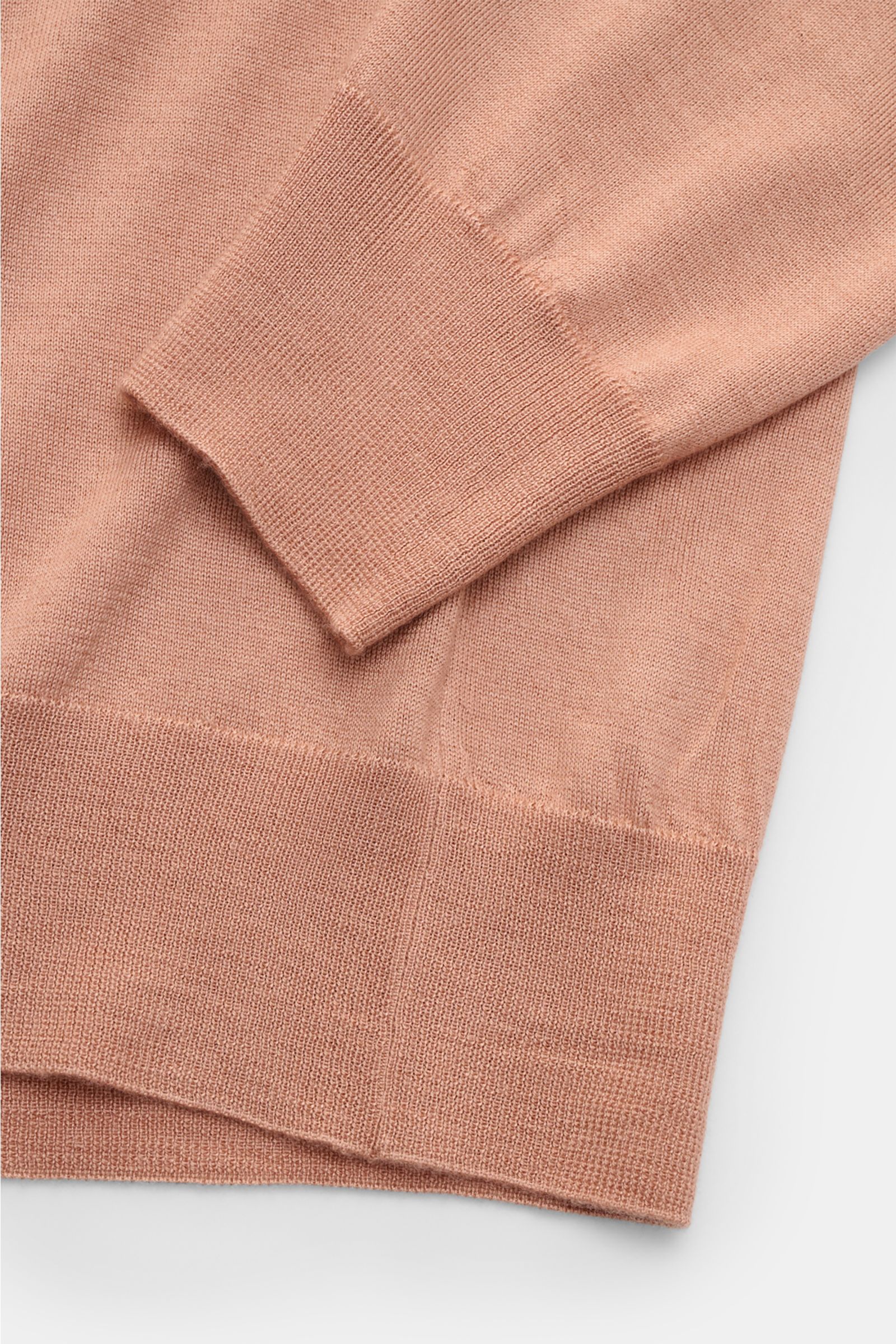 Nahaufnahme des Ärmel- und Bundbereichs vom Filippo de Laurentiis Strickpolo apricot aus Cashmere-Seiden-Mix mit feinem Strickbild, slim fit, Rippbündchen.