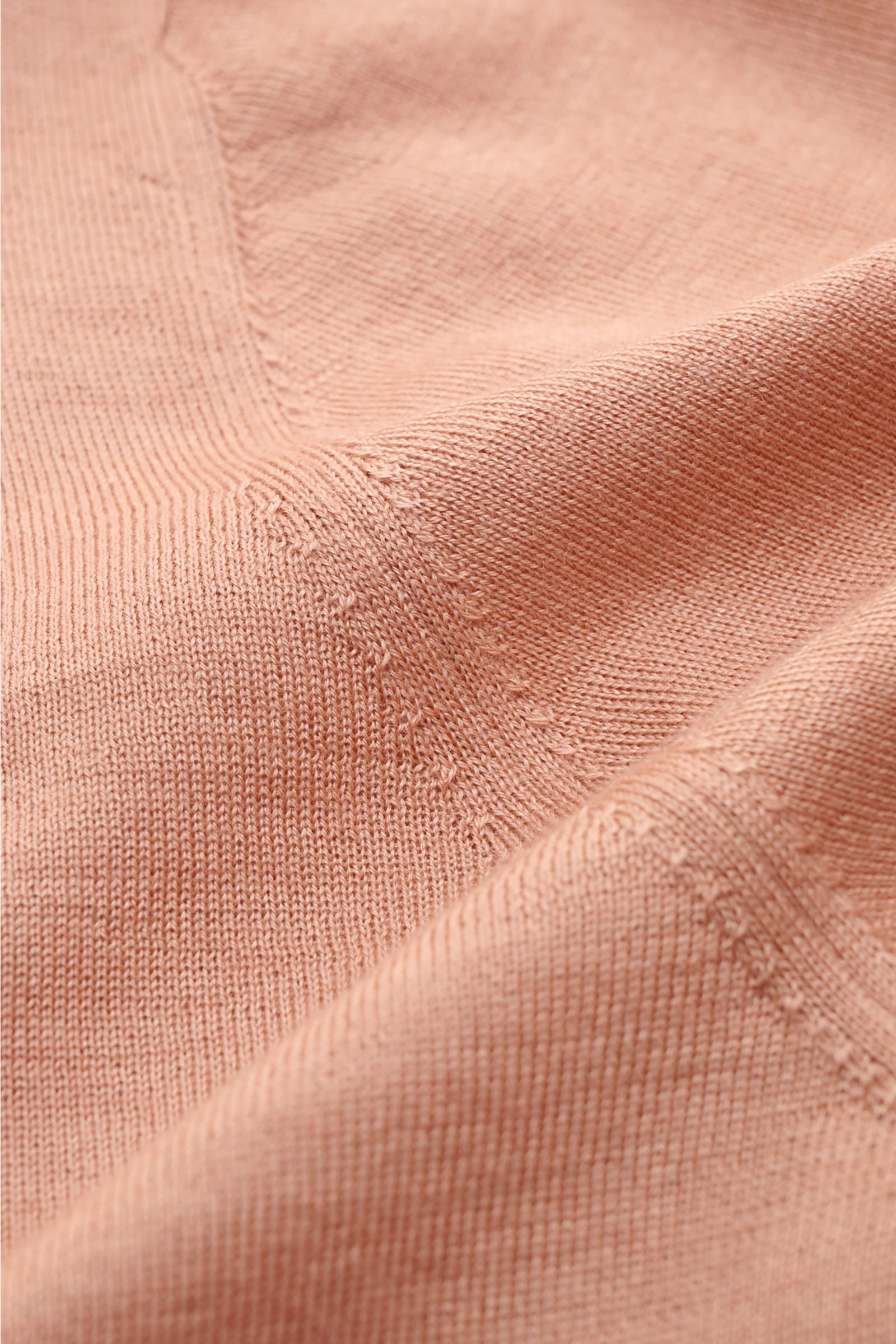 Filippo de Laurentiis Strickpolo apricot Nahaufnahme des feinen Cashmere-Seiden-Mix Strickbilds, soft und luxuriös.
