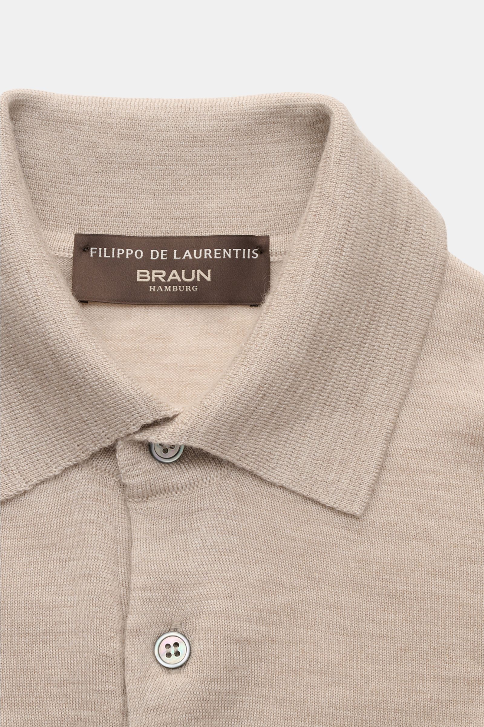Filippo de Laurentiis Strickpolo beige meliert, slim fit, aus Cashmere-Seiden-Mix, klassischer Polokragen mit Drei-Knopf-Leiste, Nahaufnahme.