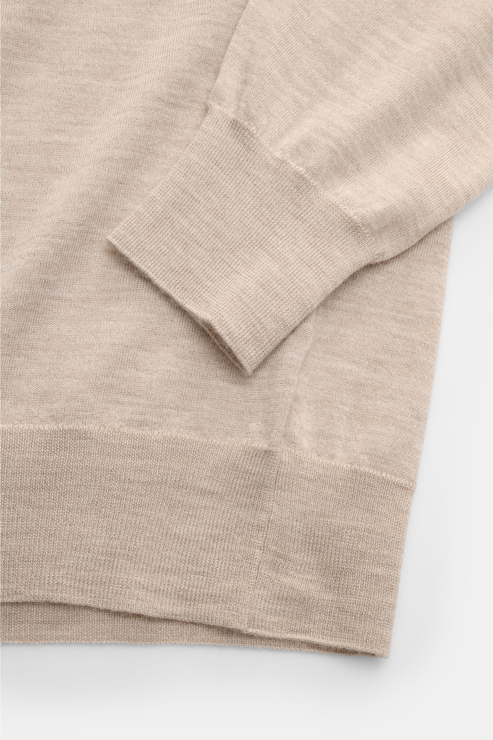 Filippo de Laurentiis Strickpolo beige meliert, Detailaufnahme von Ärmel und Saum, weicher Cashmere-Seiden-Mix, Slim Fit, Rippbündchen.