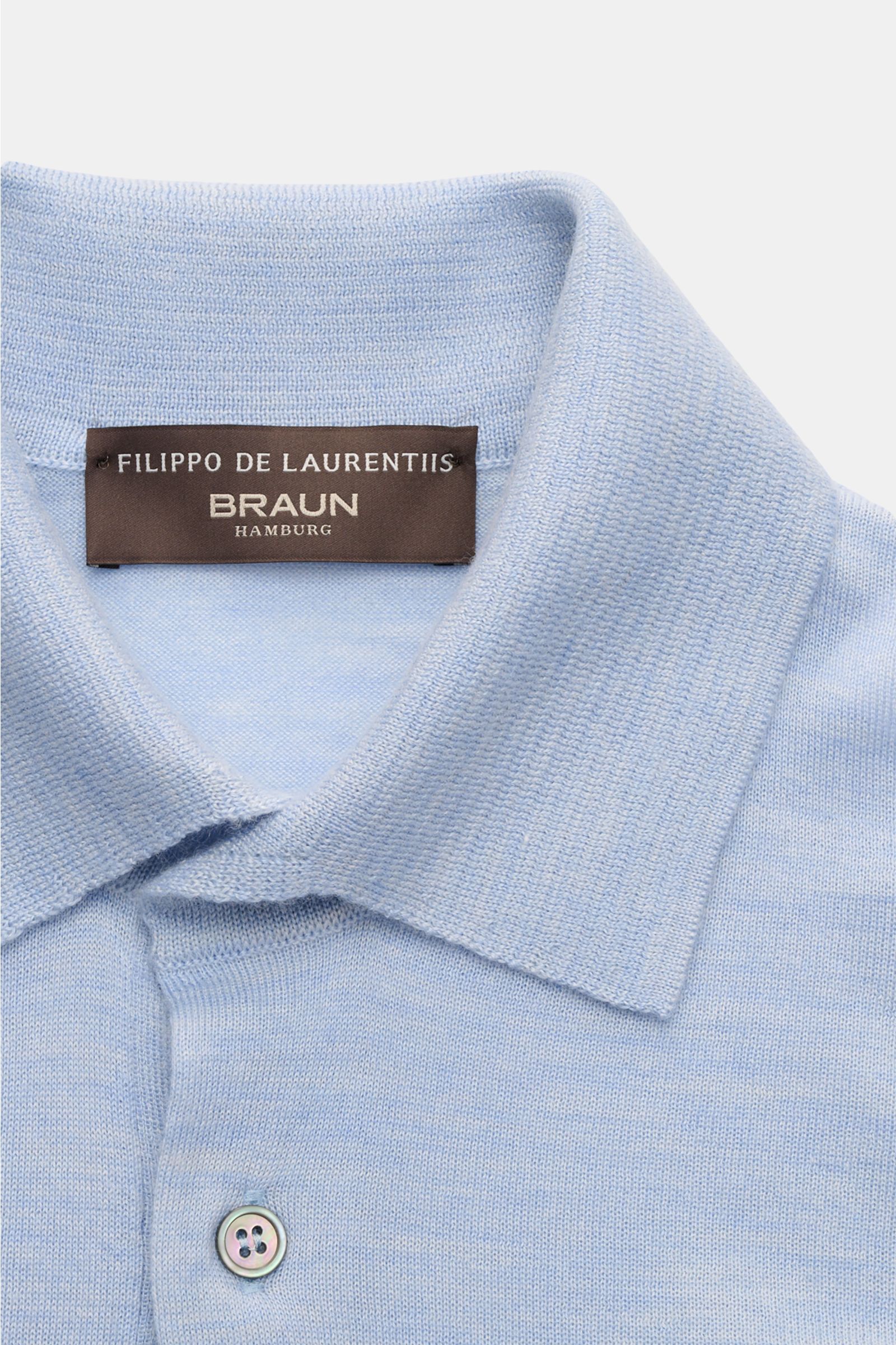 Filippo de Laurentiis Strickpolo hellblau meliert aus Cashmere-Seiden-Mix, Slim Fit, konfigurierter Polokragen, Drei-Knopf-Leiste, Rippbündchen, Nahaufnahme von oben.