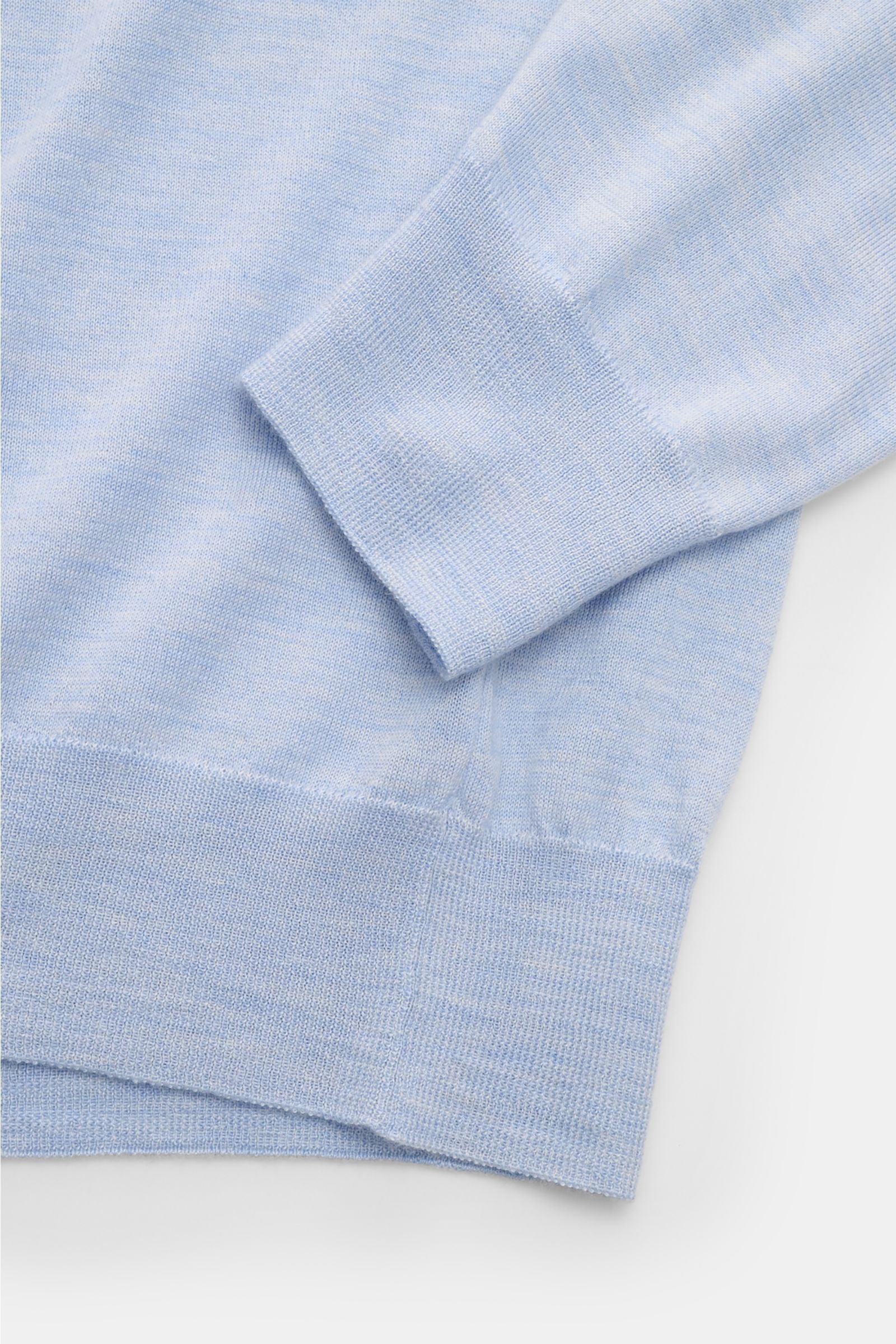 Filippo de Laurentiis Strickpolo hellblau meliert, Detailaufnahme von Ärmel und Saum, Cashmere-Seiden-Mix, softer Griff, feines Strickbild, Slim Fit, Rippbündchen.
