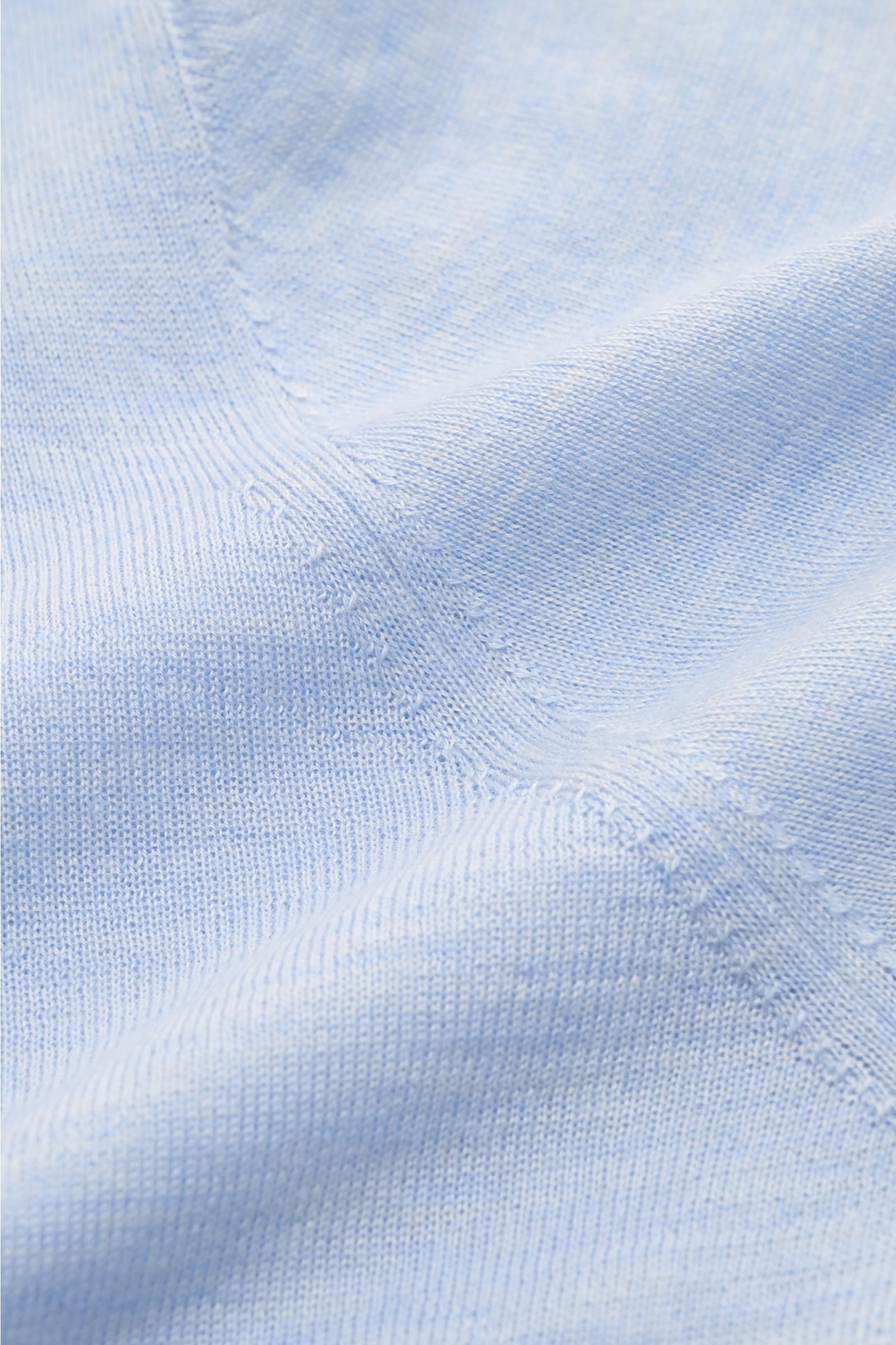 Filippo de Laurentiis Strickpolo hellblau meliert Nahaufnahme des feinen Strickbilds aus Cashmere-Seiden-Mix, soft und hochwertig, Detailfoto.