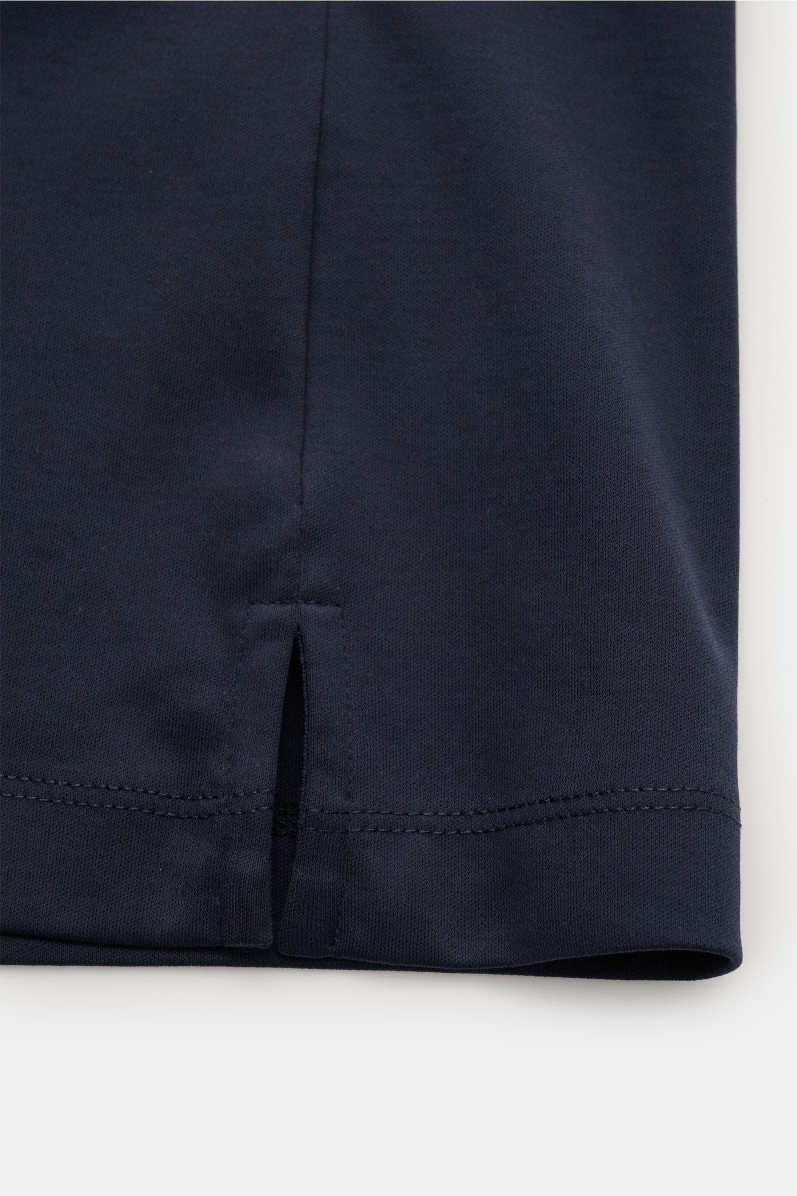 Nahaufnahme des Saumdetails mit kurzen Saumschlitzen des Aurélien Jersey Poloshirt navy aus ägyptischer Baumwolle in Slim Fit.