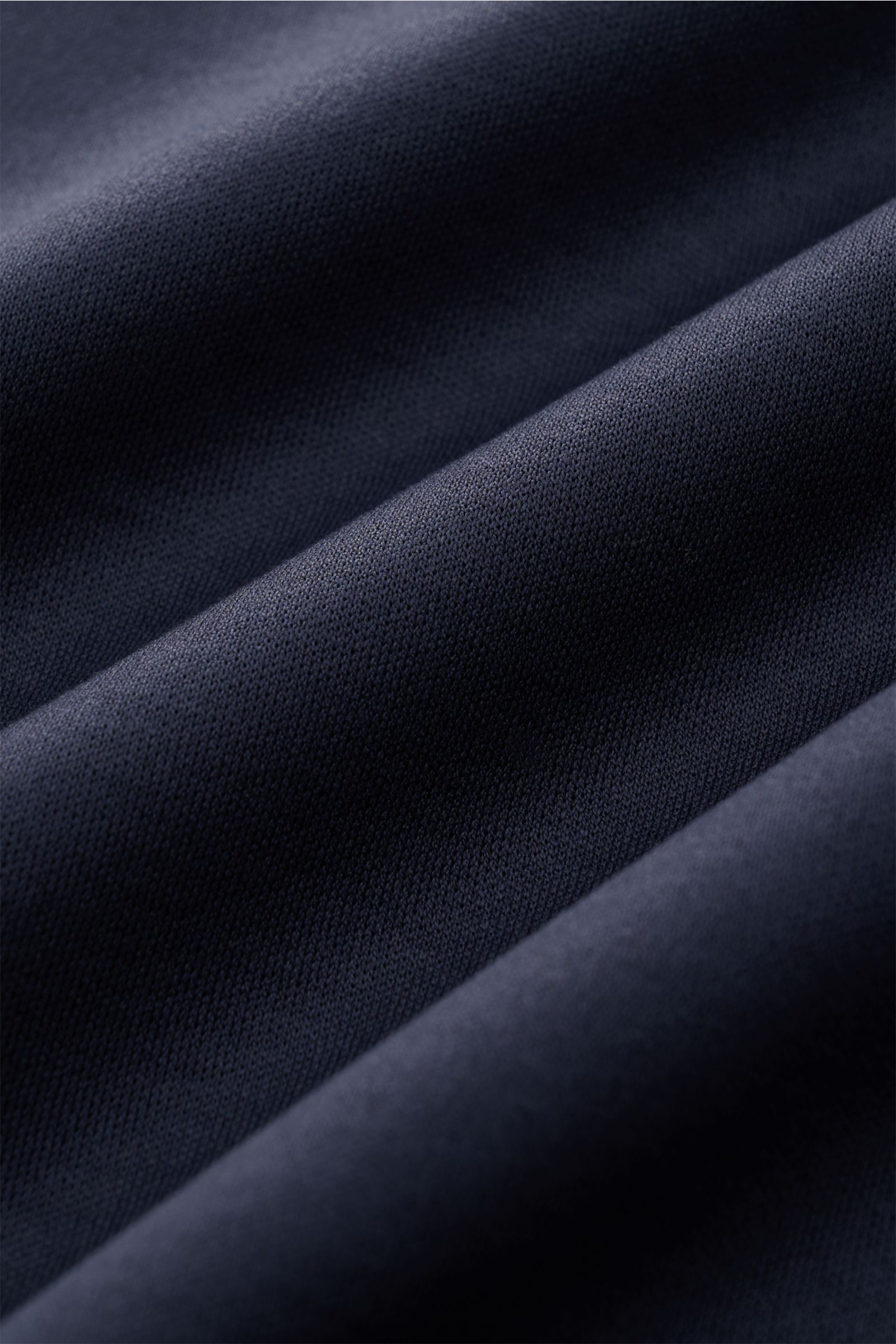 Aurélien Jersey Poloshirt navy in Nahaufnahme, feiner Jersey aus ägyptischer Baumwolle mit glattem Griff, Fokus auf Stoffstruktur.