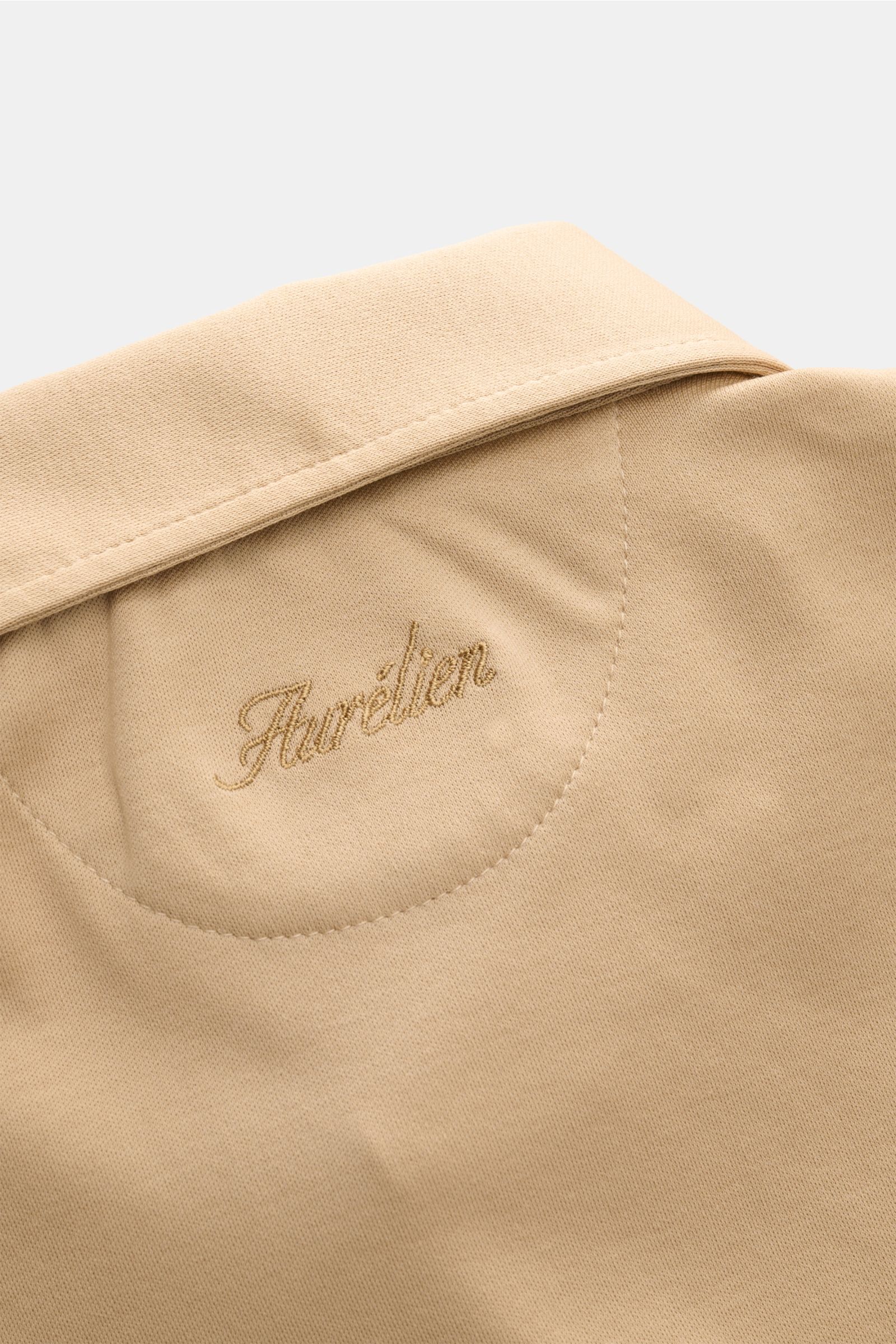 Aurélien Jersey Poloshirt beige, Rückansicht nah, feiner Jersey aus ägyptischer Baumwolle, dezentes Logo-Stitching, Slim Fit, Polokragen.