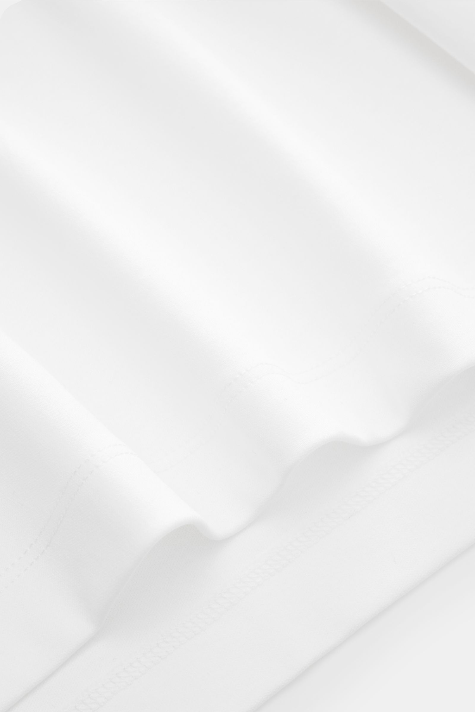 Aurélien Jersey Poloshirt weiß, Nahaufnahme Saum mit kurzen Schlitzen, weicher Jersey aus ägyptischer Baumwolle, Slim Fit, Dreiknopf-Leiste.