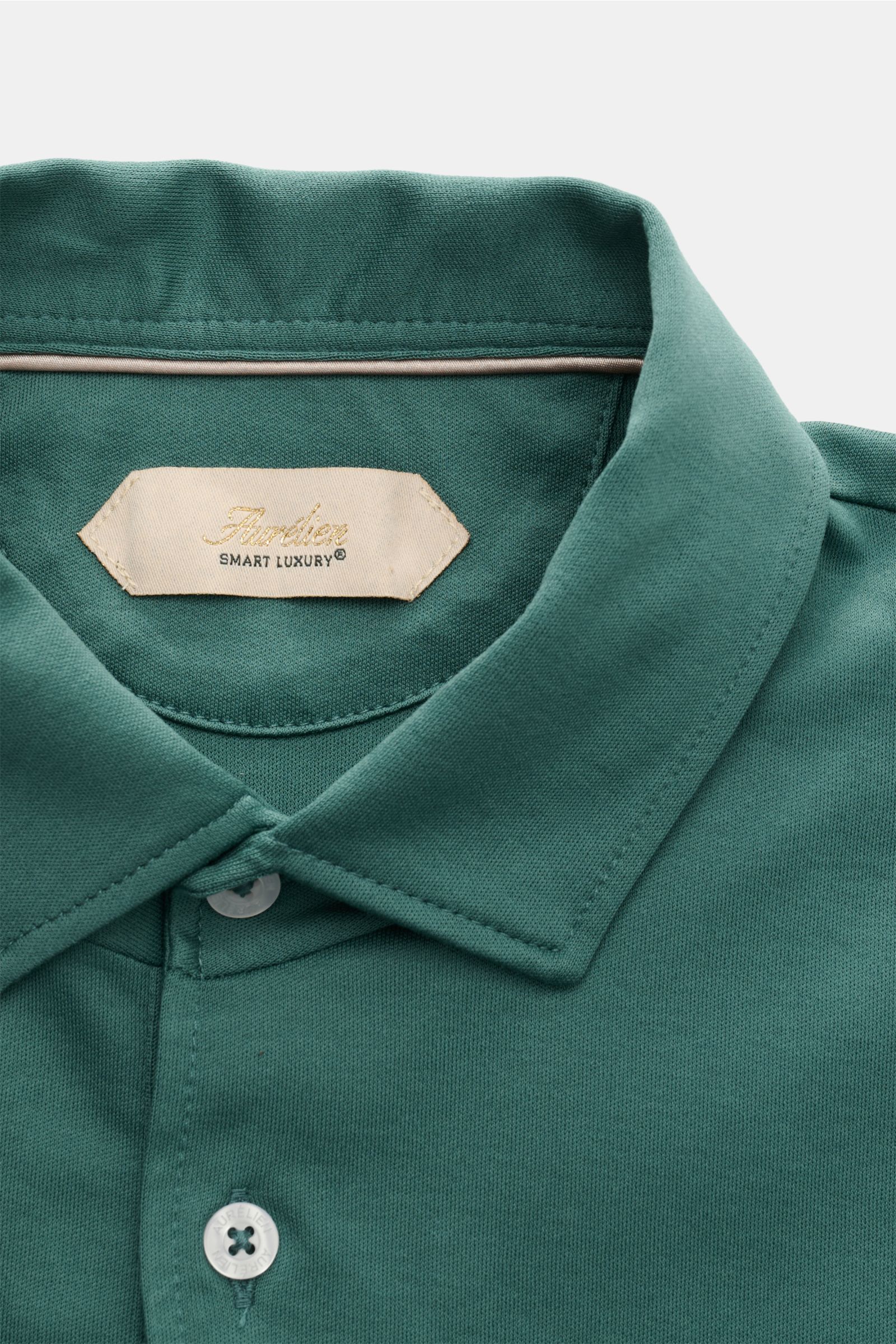 Aurélien Jersey Poloshirt graugrün in Nahaufnahme von oben, Slim Fit, Polokragen, Drei-Knopf-Leiste, Jersey aus ägyptischer Baumwolle.