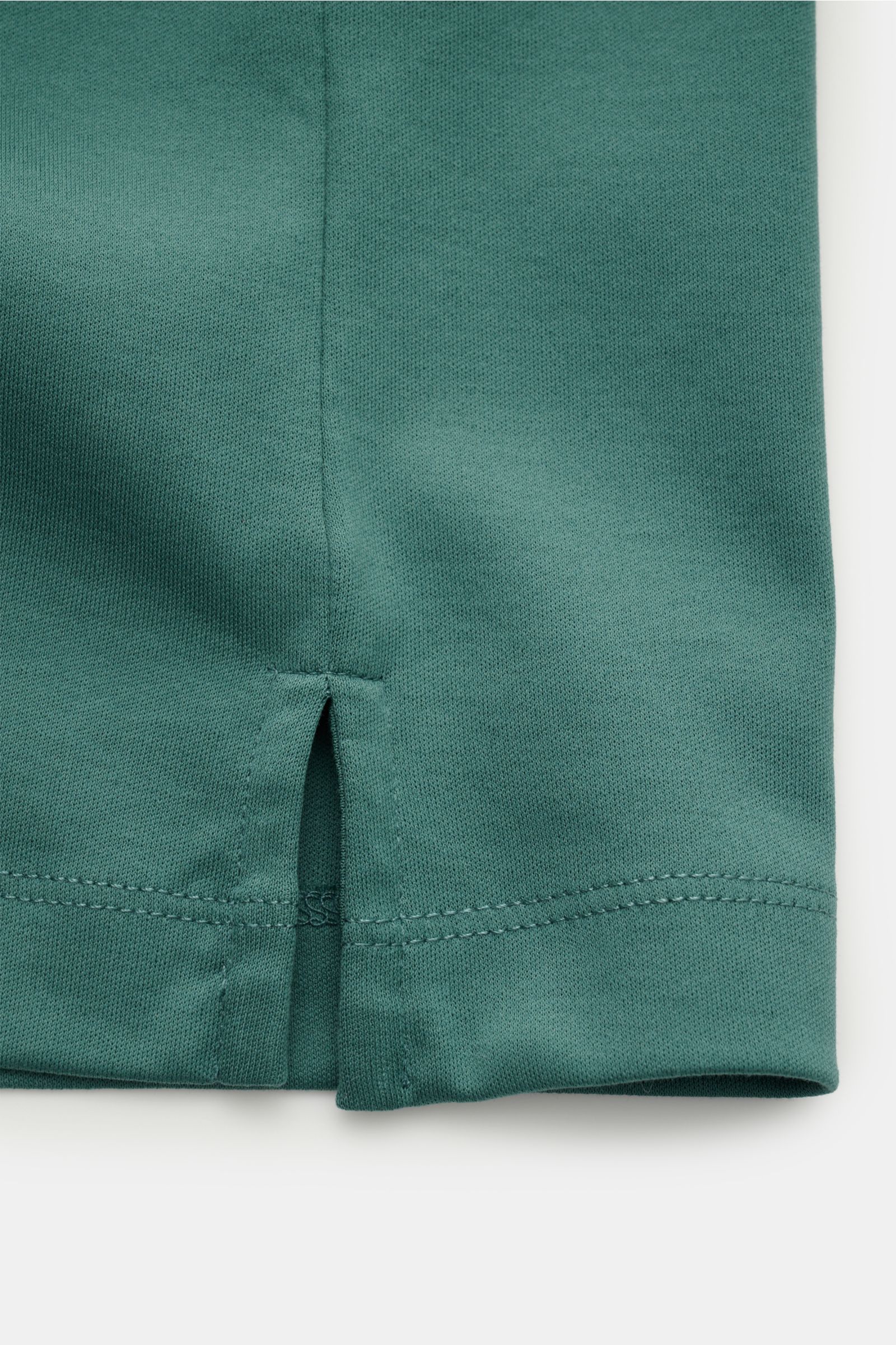 Nahaufnahme des Aurélien Jersey Poloshirt graugrün Saum mit kurzen Saumschlitzen aus ägyptischer Baumwolle, weicher Jersey-Qualität.