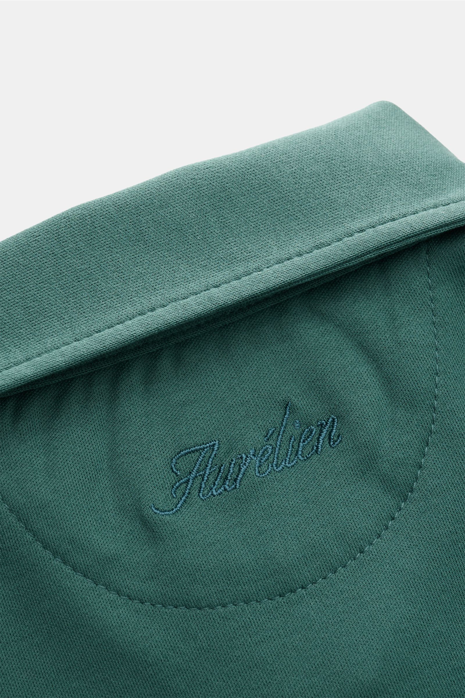 Aurélien Jersey Poloshirt graugrün, Detailaufnahme Rückseite mit dezentem Logo-Stitching, ägyptische Baumwolle, Slim Fit, Polokragen.