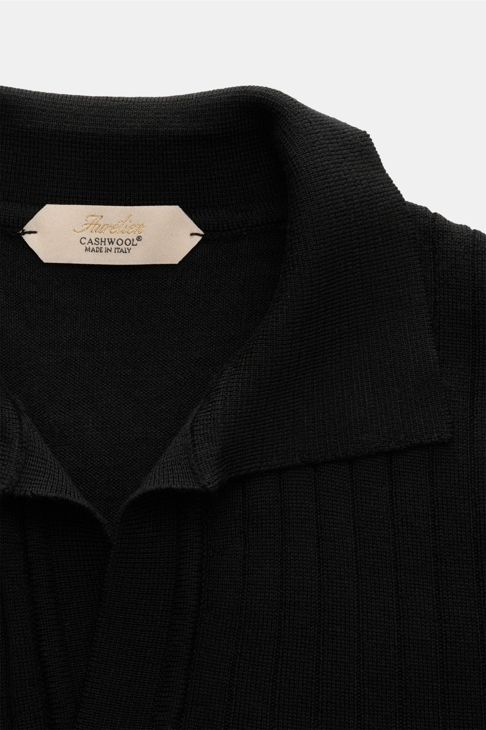 Aurélien Merino Kurzarm-Strickpolo schwarz in Nahaufnahme von oben, Rippstrick, Polokragen mit offener Kragenleiste, Slim Fit, weicher Griff aus Merinowolle.