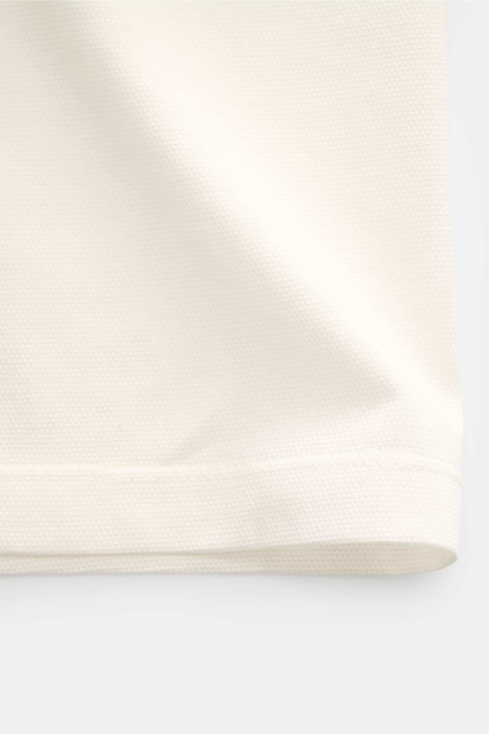 Zeybra Portofino 1962 Poloshirt offwhite in Slim Fit, Baumwoll-Piqué mit Kontrastkanten, Zwei-Knopf-Leiste und tonalem Logo, Detailaufnahme.