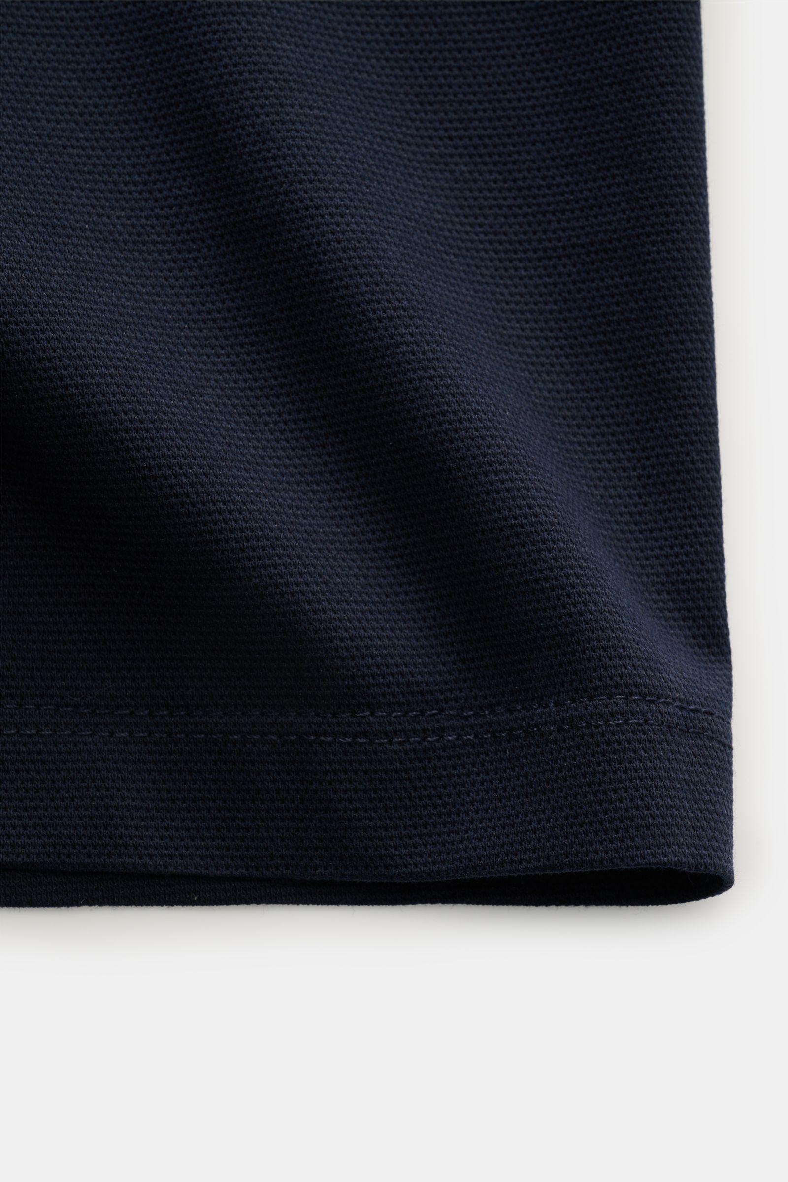 Detailaufnahme des navyfarbenen Zeybra Portofino 1962 Poloshirts aus Baumwoll-Piqué, Slim Fit, mit typischem Polokragen, Kontrastkanten und tonalem Logo.
