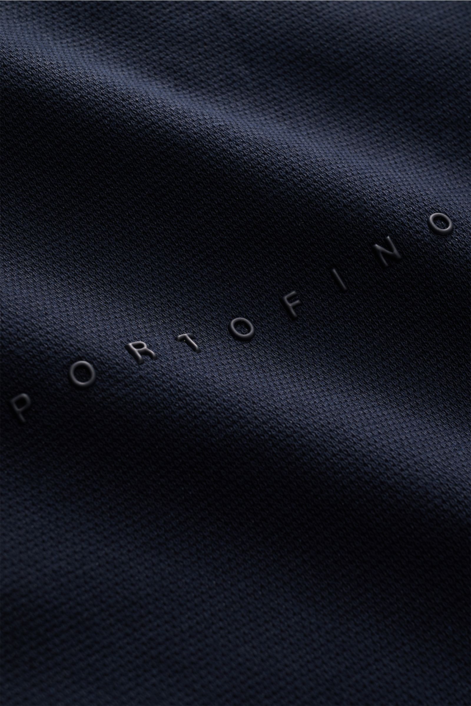 Close-up des navyfarbenen Zeybra Portofino 1962 Poloshirts, Detailaufnahme der Baumwoll-Piqué-Struktur und des tonalen Logos.
