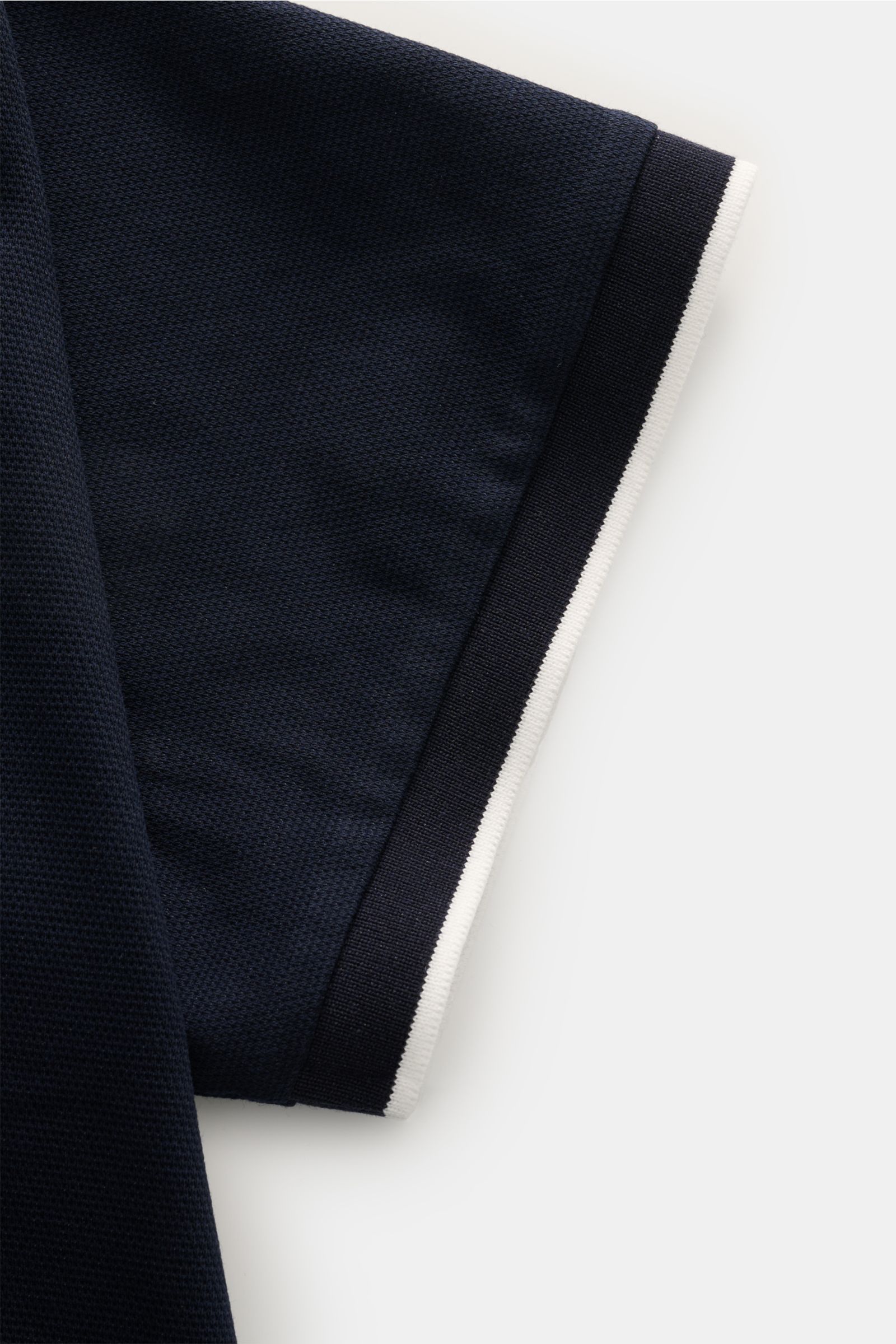 Nahaufnahme des Ärmels vom Zeybra Portofino 1962 Poloshirt navy, reine Baumwolle mit Kontrastkante am Ärmelbündchen.