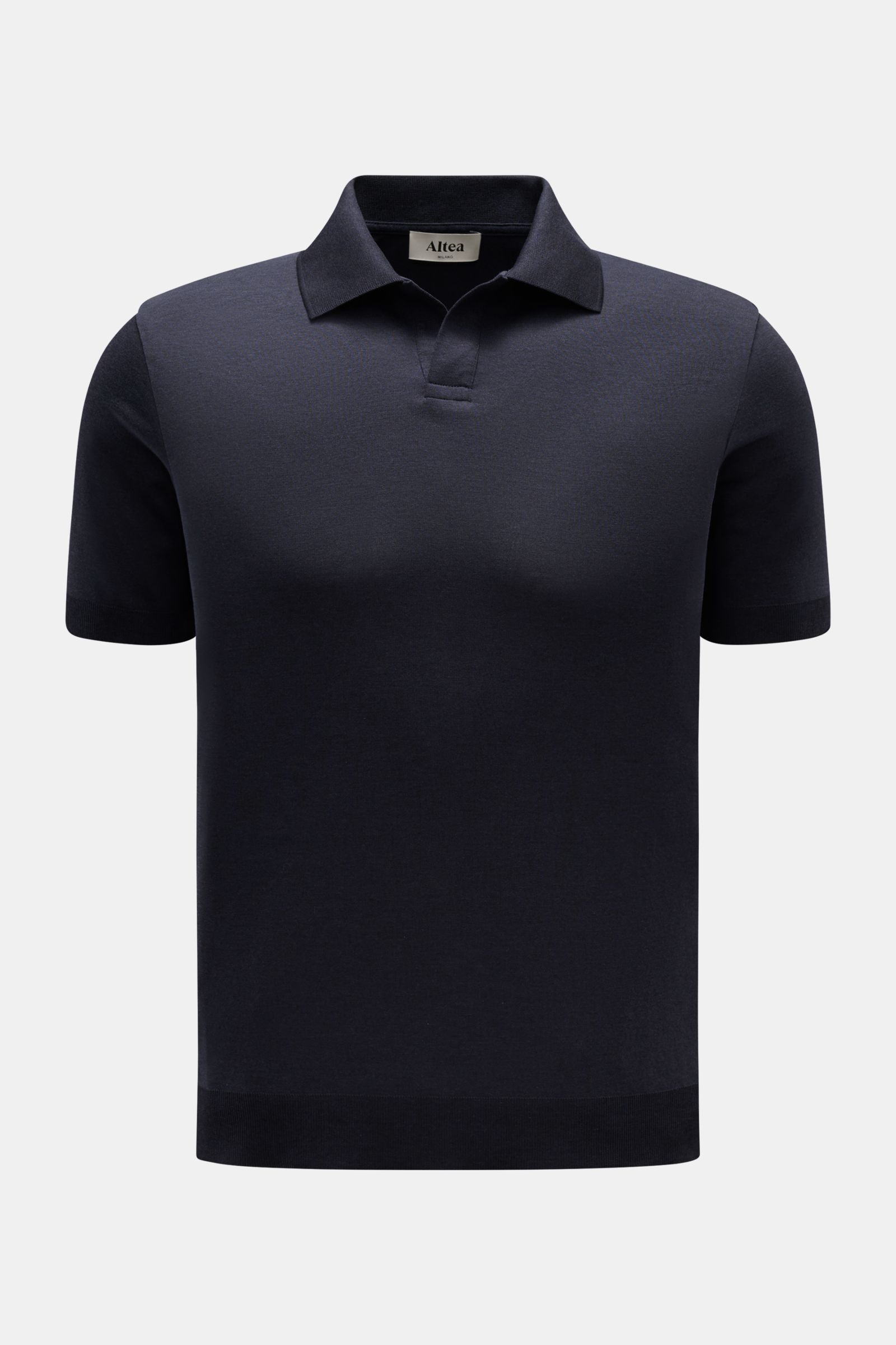 Front view of the Altea Kurzarm-Strickpolo 'Pierre' navy, a slim fit, short-sleeve knit polo with a soft lyocell-cotton mix, fine knit texture, typical collar, open placket, and elastic rib cuffs, perfect for a summery vacation feeling. Für ein sommerl