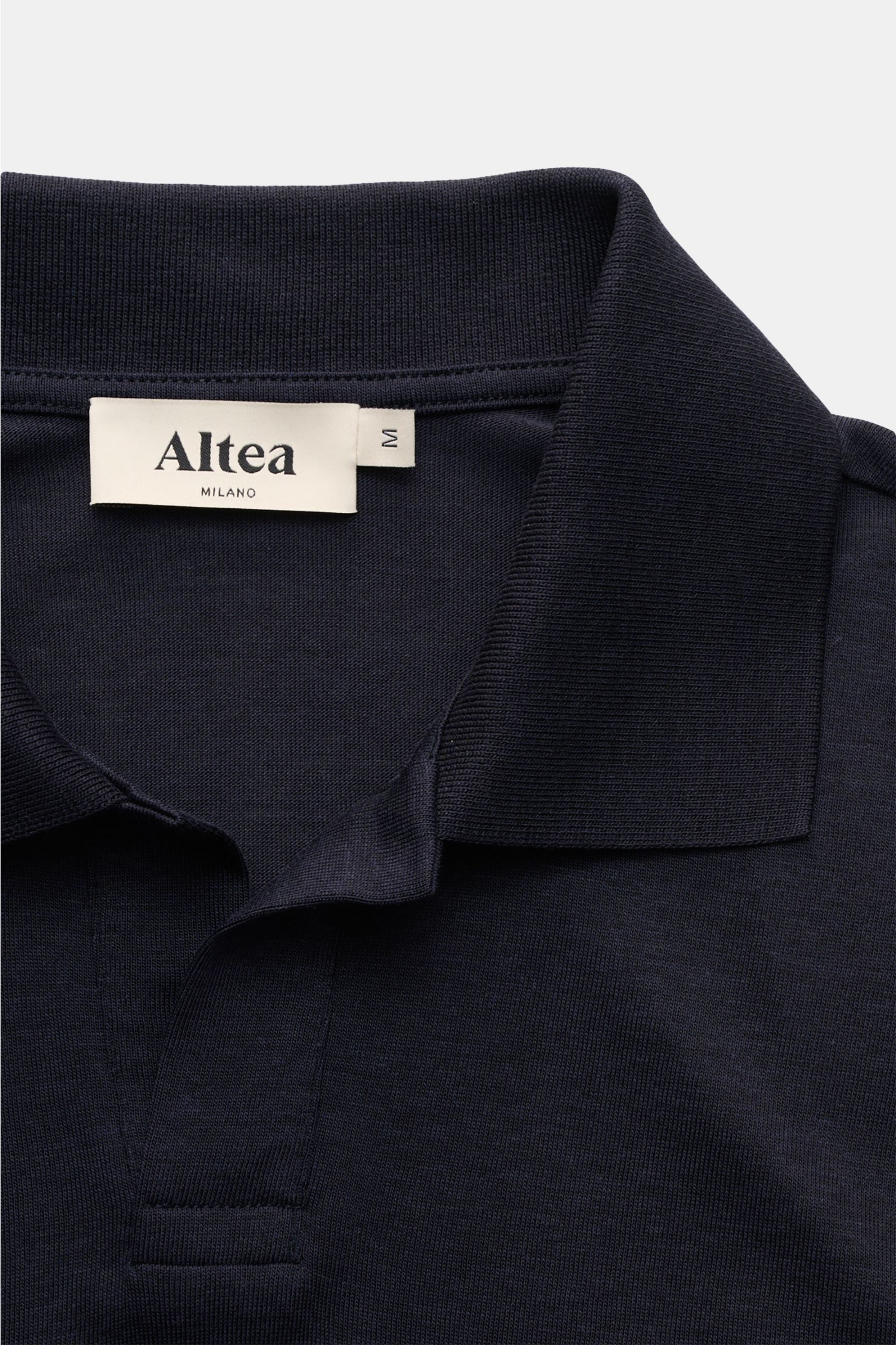 Close-up top-down view of the Altea Kurzarm-Strickpolo 'Pierre' navy, a slim fit short-sleeve knit polo in soft Lyocell-cotton mix with typical collar and open placket. Für ein sommerliches Gefühl: Das luftige Kurzarm-Strickpolo 'Pierre' von ALTEA aus sof