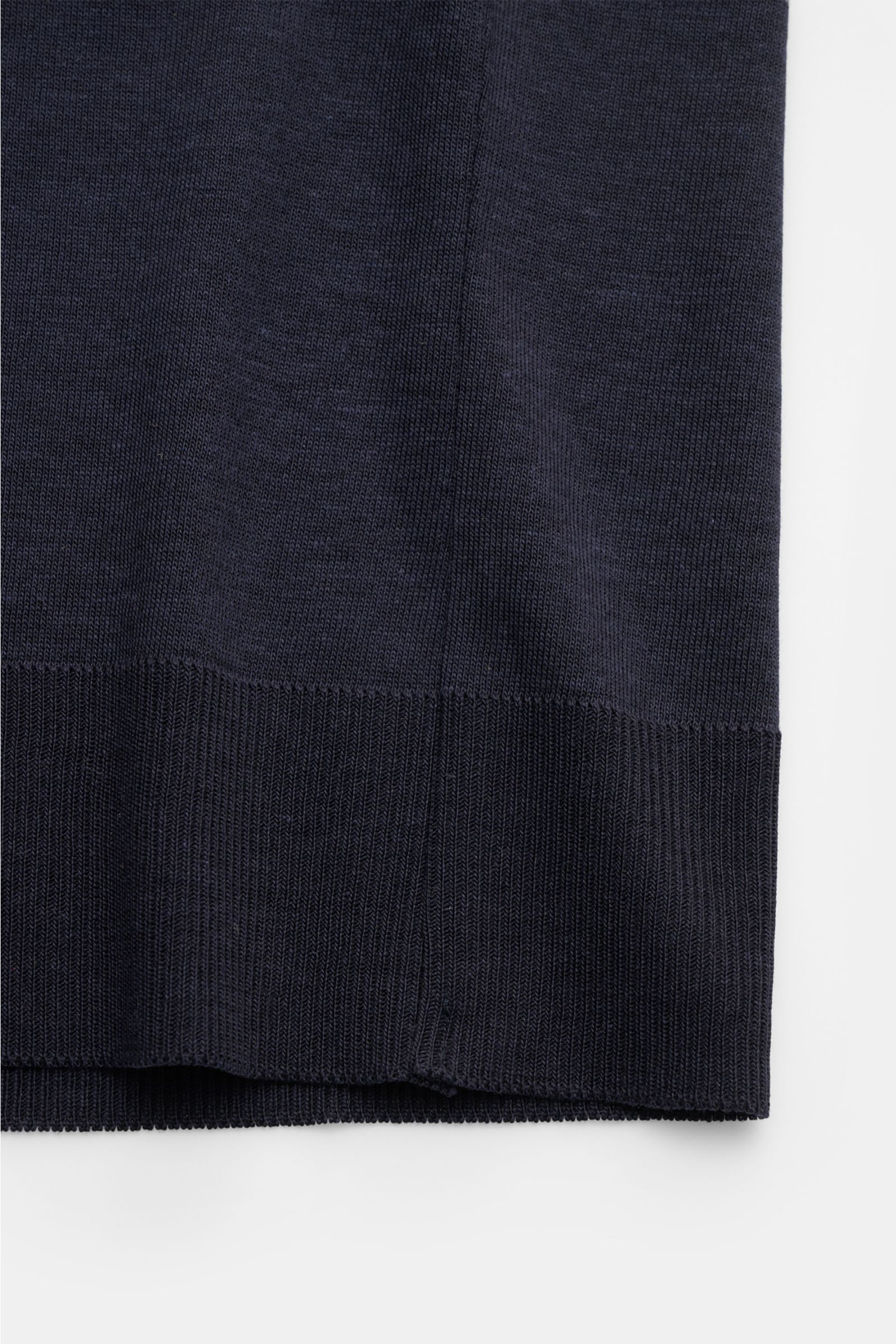 Altea Kurzarm-Strickpolo 'Pierre' navy close-up from the side showing fine knit texture and elastic ribbed hem. Für ein sommerliches Gefühl: Das luftige Kurzarm-Strickpolo 'Pierre' von ALTEA aus softem Lyocell-Baumwoll-Mix in Feinstrick mit offener Kragen