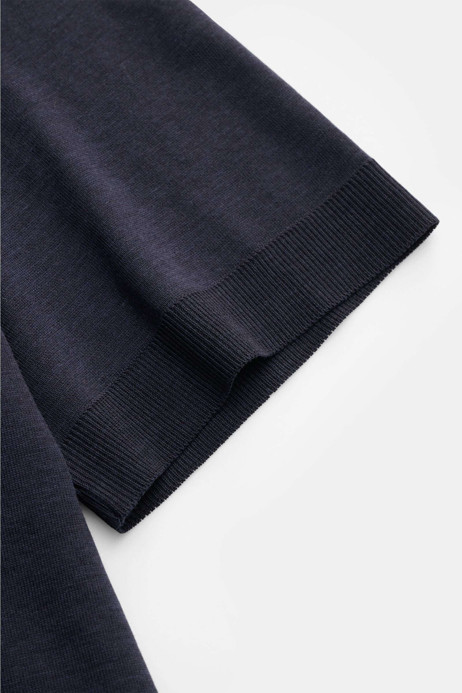 Close-up side view of the sleeve hem of the Altea Kurzarm-Strickpolo 'Pierre' navy, a slim fit short-sleeve knit polo made from a soft lyocell-cotton blend with fine knit texture, typical polo collar, open collar placket, and elastic ribbed cuffs, perfect