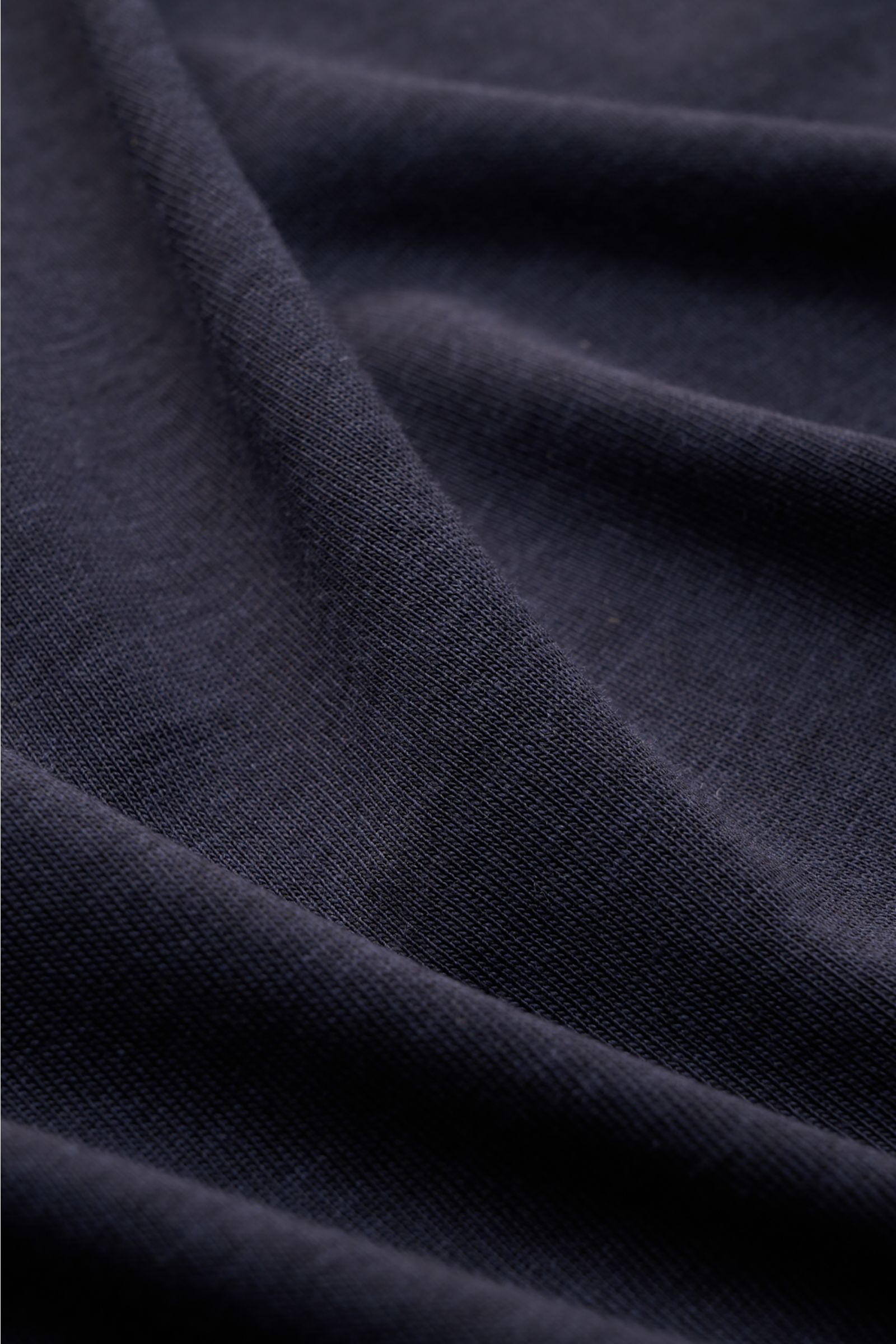 Close-up front view of Altea Kurzarm-Strickpolo 'Pierre' navy showing soft fine-knit fabric texture in a Lyocell-cotton mix.

Für ein sommerliches Gefühl: Das luftige Kurzarm-Strickpolo 'Pierre' von ALTEA aus softem Lyocell-Baumwoll-Mix in Feinstrick m