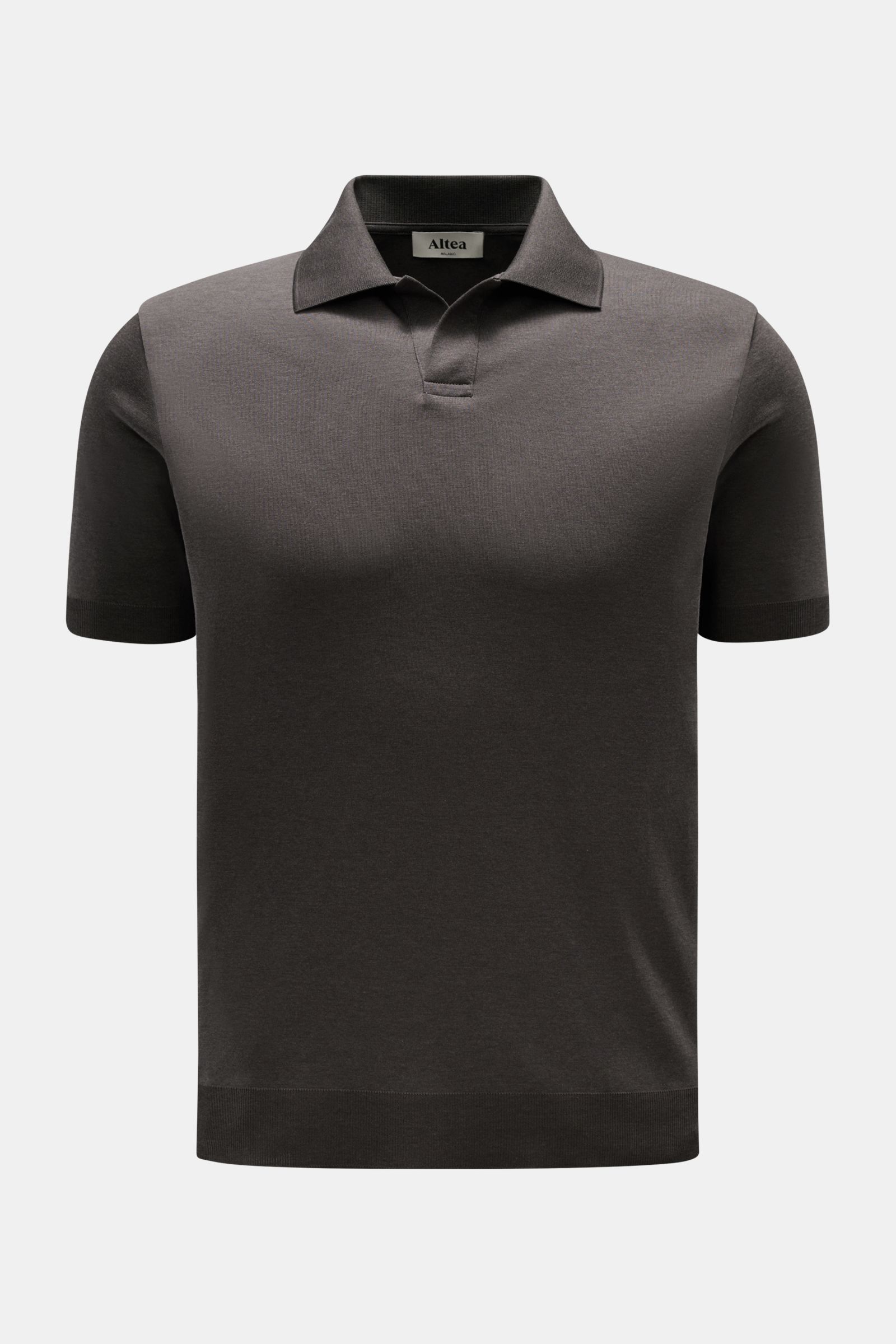 Front view of Altea Kurzarm-Strickpolo 'Pierre' graubraun, a slim fit, short-sleeve knit polo made from a soft lyocell-cotton blend with a fine knit texture, typical polo collar, open collar placket, and elastic rib cuffs for a summery feel, perfect for v