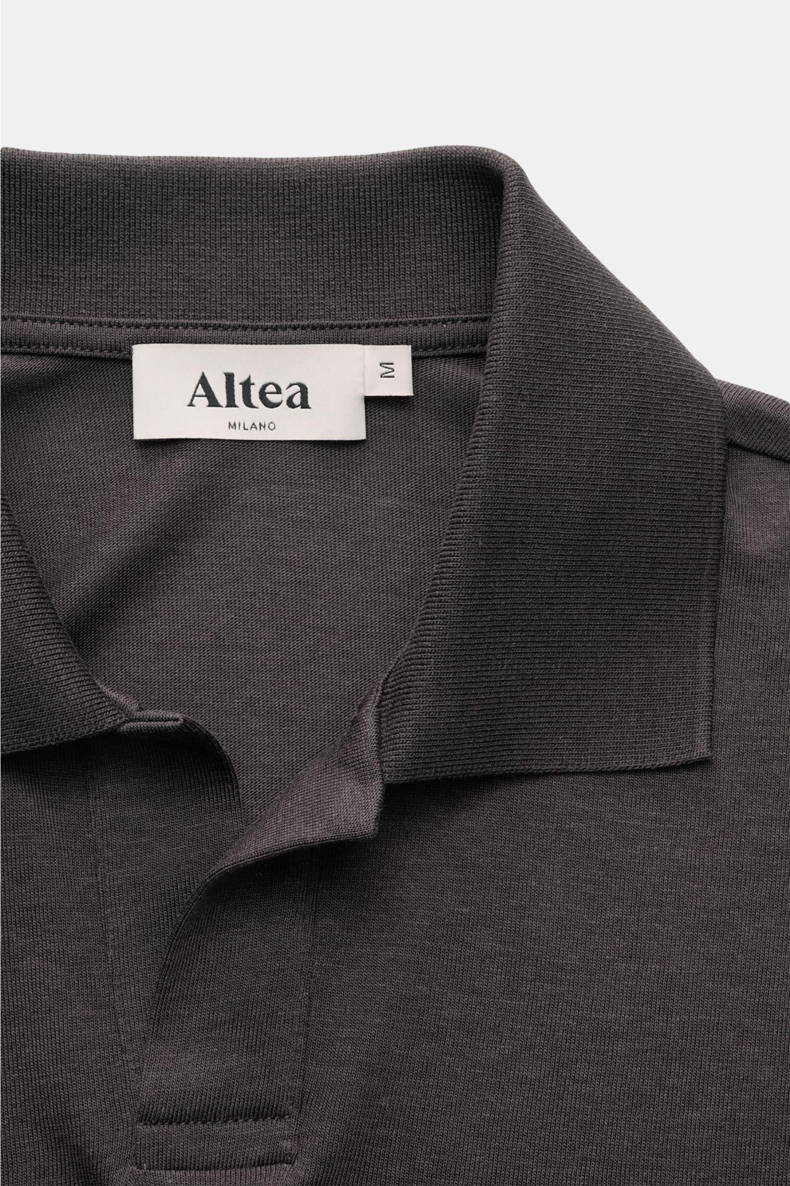 Close-up front view of Altea Kurzarm-Strickpolo 'Pierre' graubraun in soft lyocell-cotton fine knit, slim fit with typical polo collar and open placket. Für ein sommerliches Gefühl: Das luftige Kurzarm-Strickpolo 'Pierre' von ALTEA aus softem Lyocell-B