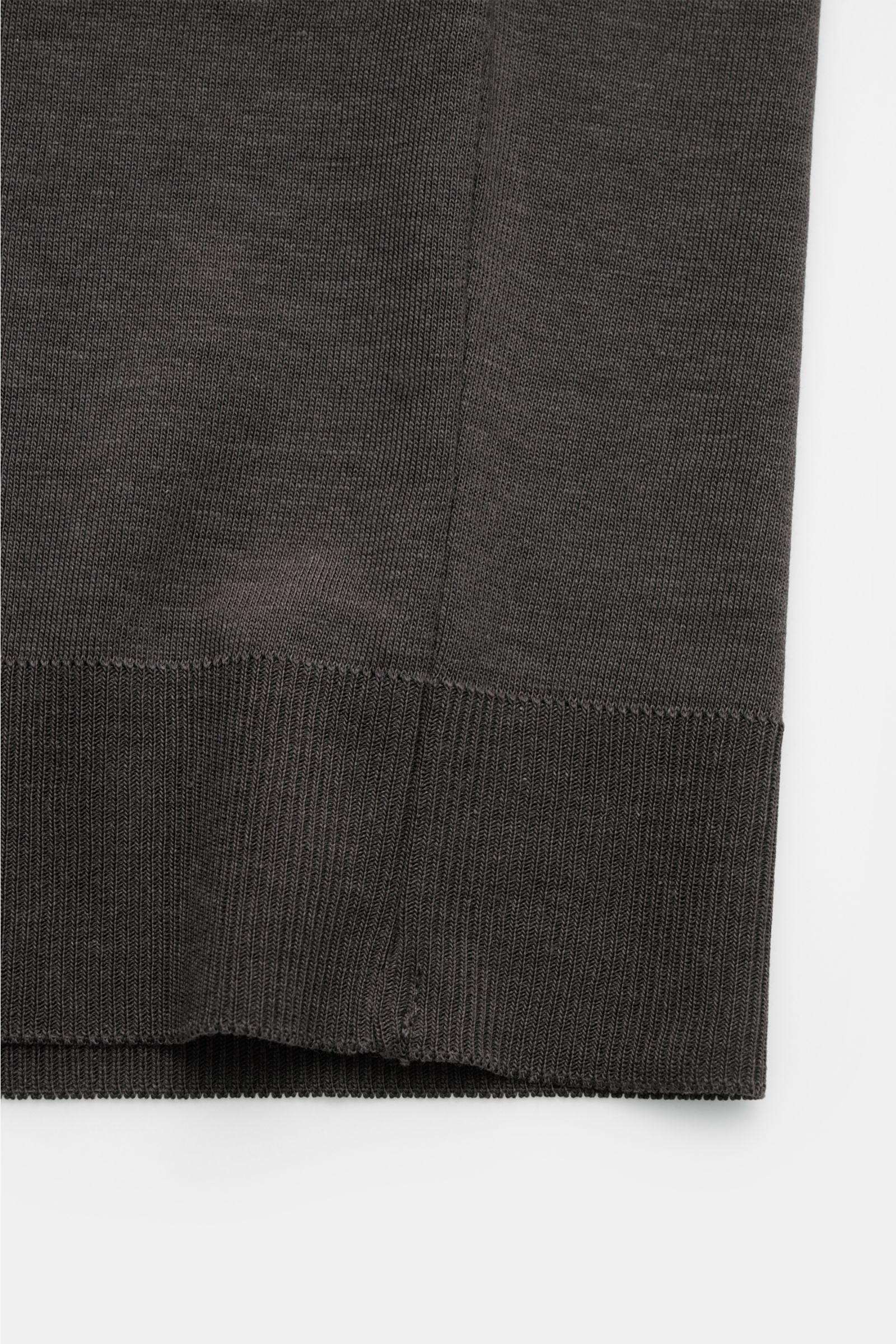 Altea Kurzarm-Strickpolo 'Pierre' graubraun shown in a close-up side view of the fine knit fabric and elastic ribbed cuff; Für ein sommerliches Gefühl: Das luftige Kurzarm-Strickpolo 'Pierre' von ALTEA aus softem Lyocell-Baumwoll-Mix in Feinstrick mit 