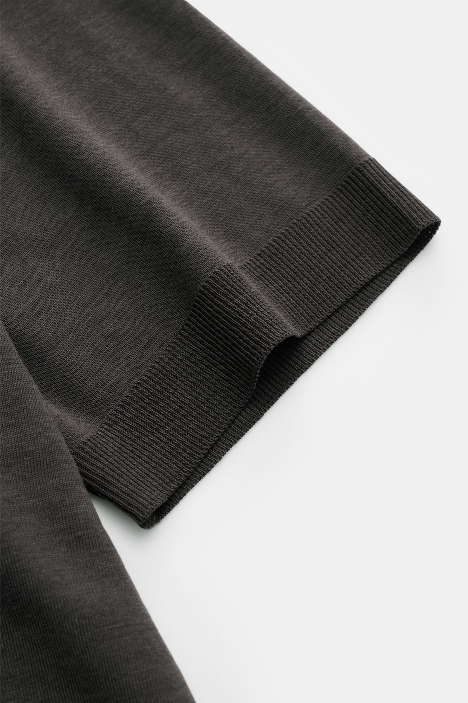 Close-up view of the sleeve and cuff of the Altea Kurzarm-Strickpolo 'Pierre' graubraun, showing fine knit texture and elastic ribbed cuff, made from a soft Lyocell-cotton mix for a summer feel with slim fit, typical polo collar, and open placket.