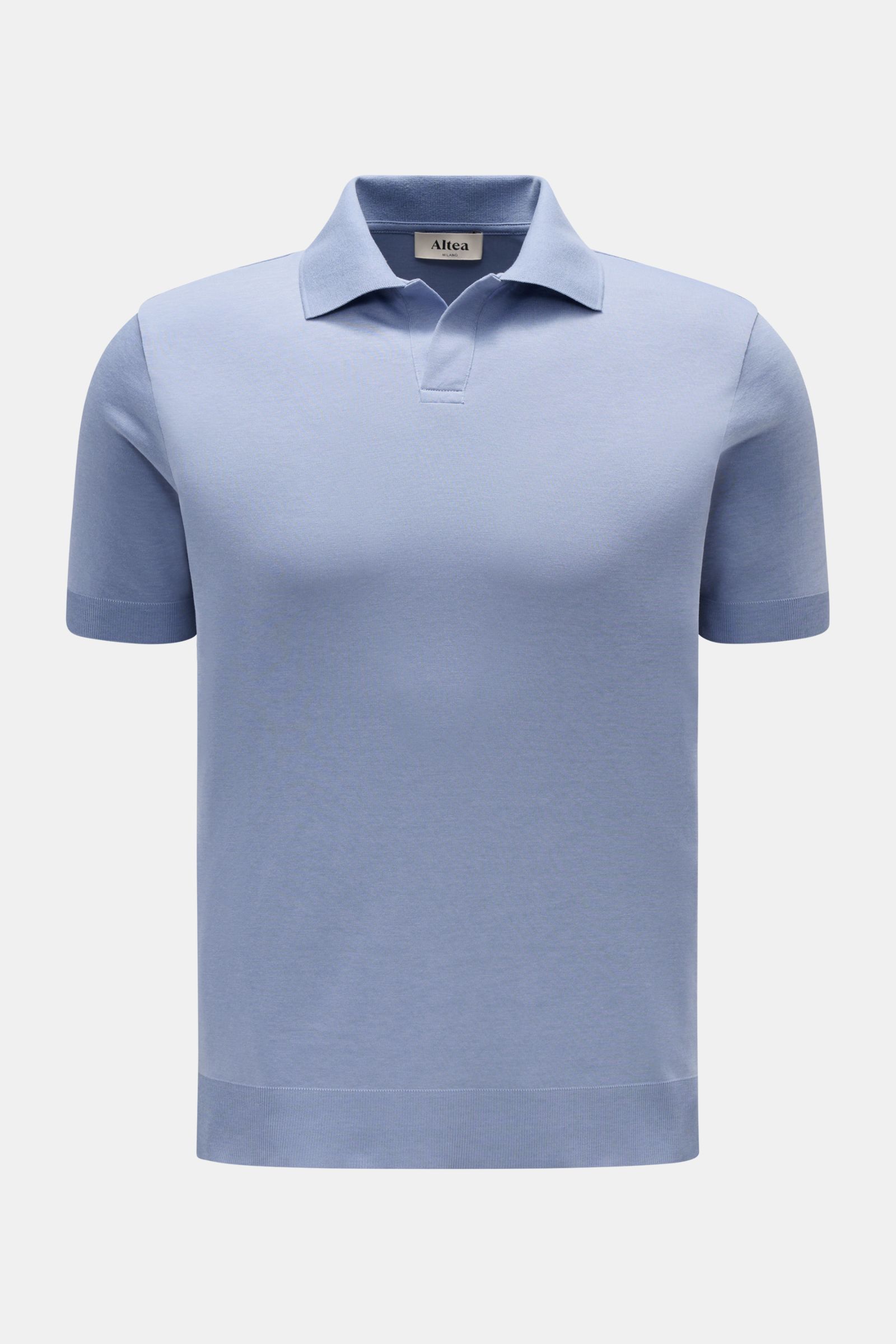 Front view of Altea Kurzarm-Strickpolo 'Pierre' rauchblau, a slim fit, short-sleeve knit polo with typical collar, open placket, soft lyocell-cotton blend, fine knit texture, and elastic rib cuffs for a summery feel.