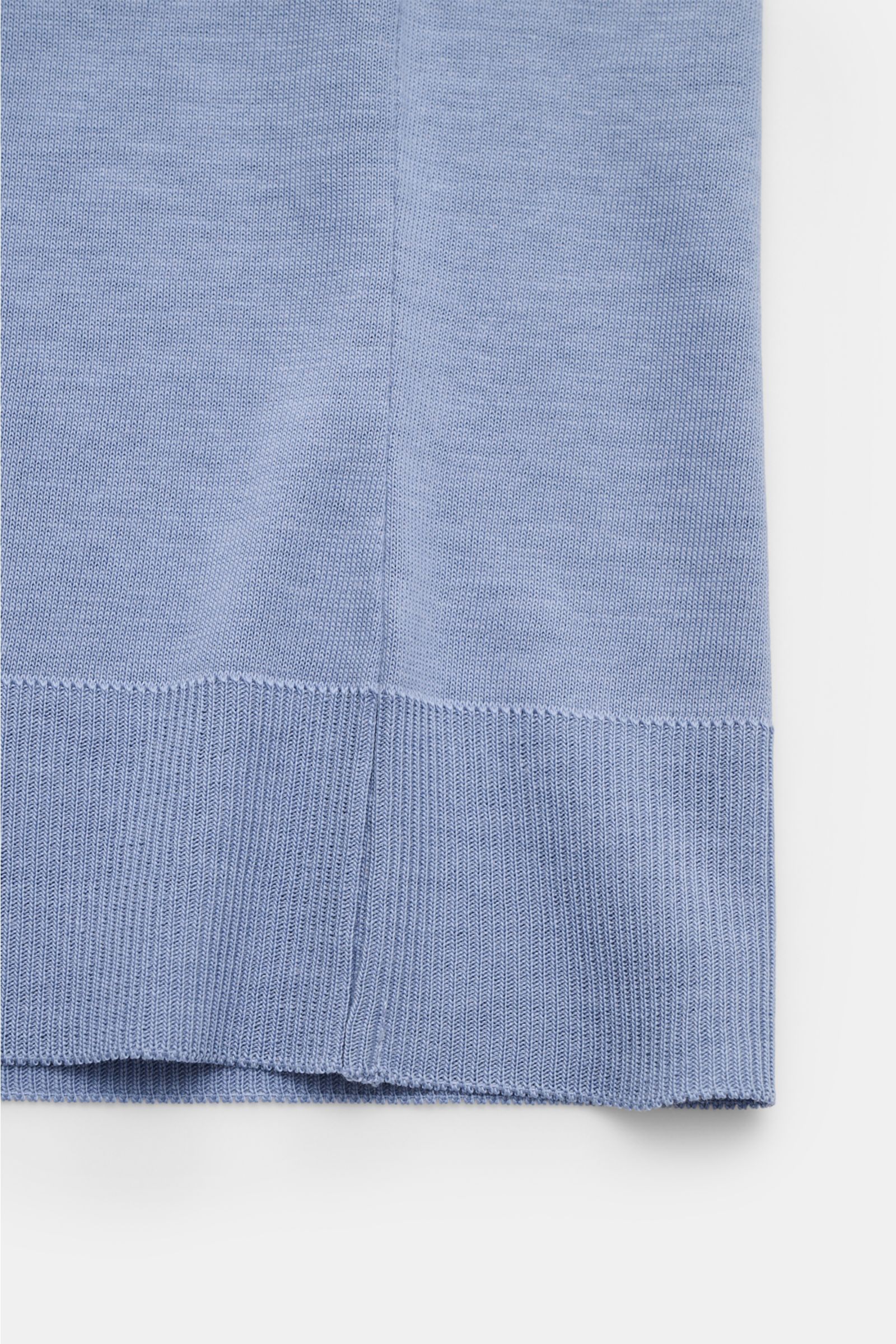 Close-up front view of the Altea Kurzarm-Strickpolo 'Pierre' rauchblau showing fine knit texture and elastic ribbed hem. Für ein sommerliches Gefühl: Das luftige Kurzarm-Strickpolo 'Pierre' von ALTEA aus softem Lyocell-Baumwoll-Mix in Feinstrick mit of