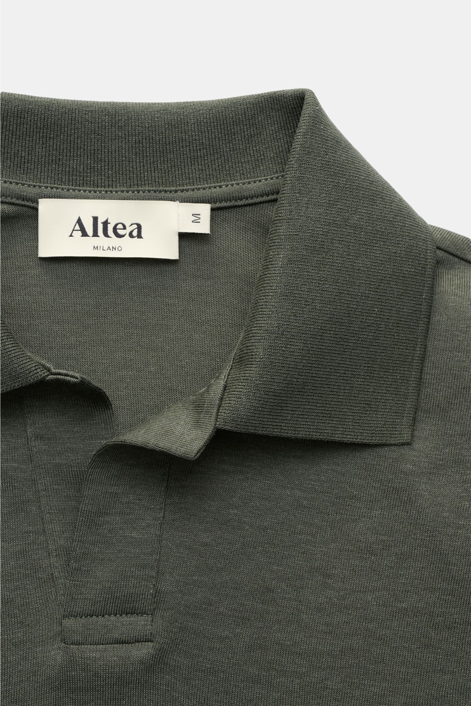 Close-up front view of Altea Kurzarm-Strickpolo 'Pierre' graugrün, a soft lyocell-cotton knit polo with open collar placket and slim fit.

Description: Für ein sommerliches Gefühl: Das luftige Kurzarm-Strickpolo 'Pierre' von ALTEA aus softem Lyocell-Ba