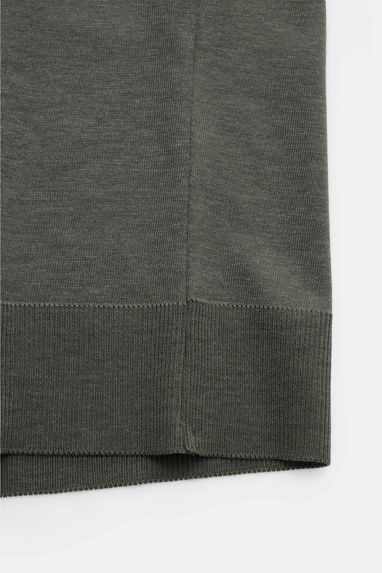 Close-up view of the hem and side seam of the Altea Kurzarm-Strickpolo 'Pierre' graugrün, showing fine knit texture and ribbed cuffs.

Für ein sommerliches Gefühl: Das luftige Kurzarm-Strickpolo 'Pierre' von ALTEA aus softem Lyocell-Baumwoll-Mix in Fei