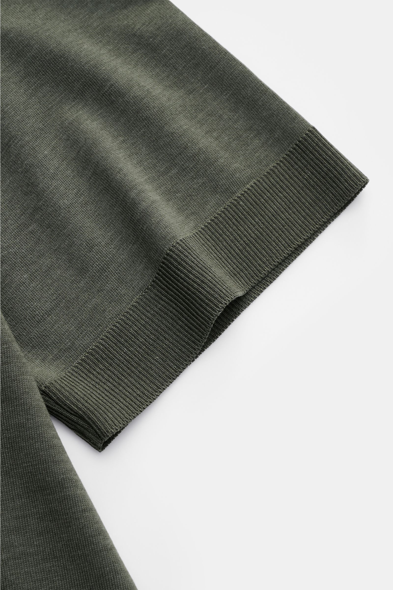 Close-up side view of the sleeve and ribbed cuff of the Altea Kurzarm-Strickpolo 'Pierre' graugrün, a soft Lyocell-cotton mix knit polo with open collar placket and slim fit for a summery feel. Für ein sommerliches Gefühl: Das luftige Kurzarm-Strickpol
