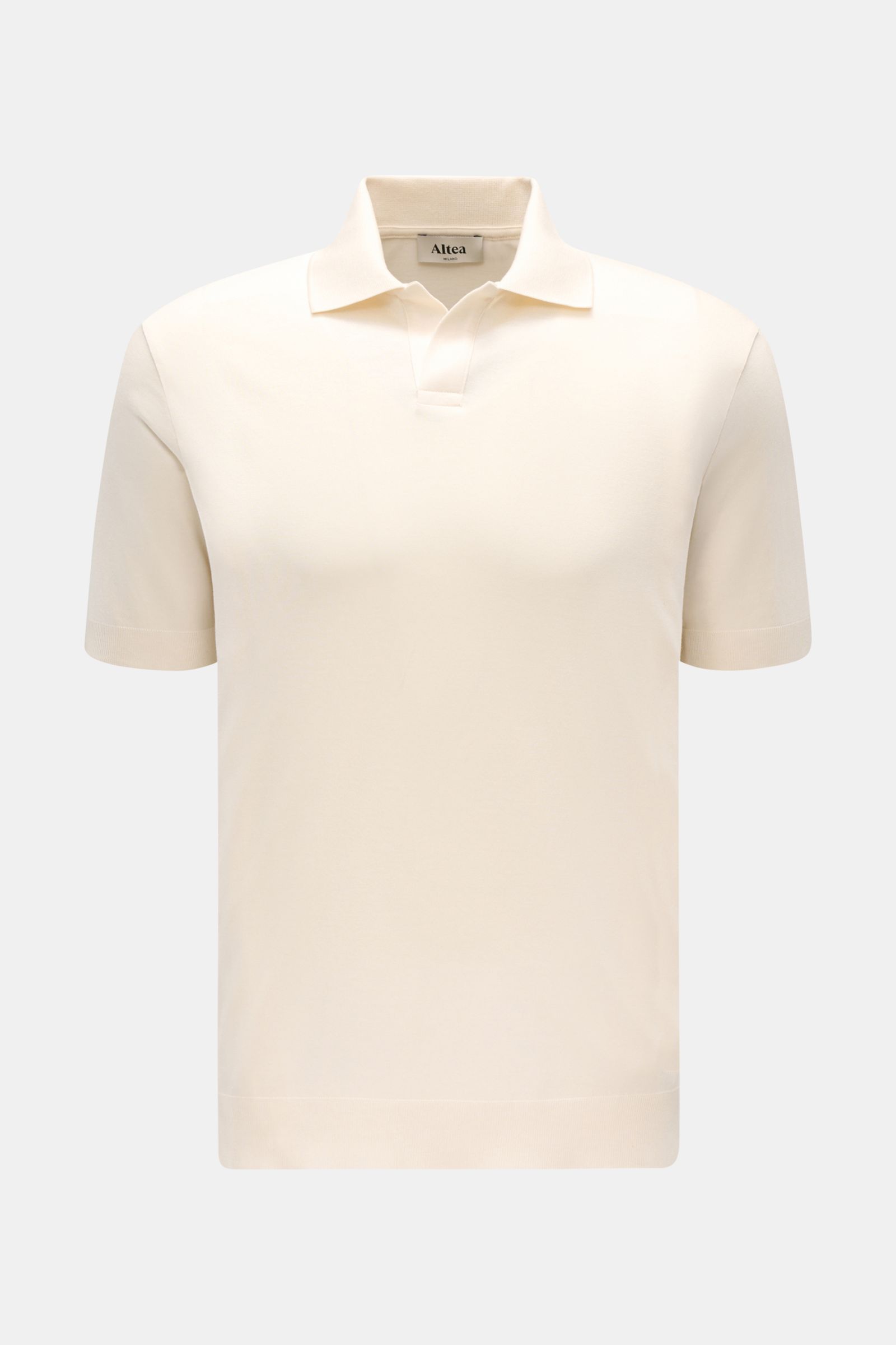 Vorderansicht des Altea Kurzarm-Strickpolo 'Pierre' creme aus feinem Lyocell-Baumwoll-Mix, Slim Fit mit offenem Kragen und elastischen Rippbündchen.