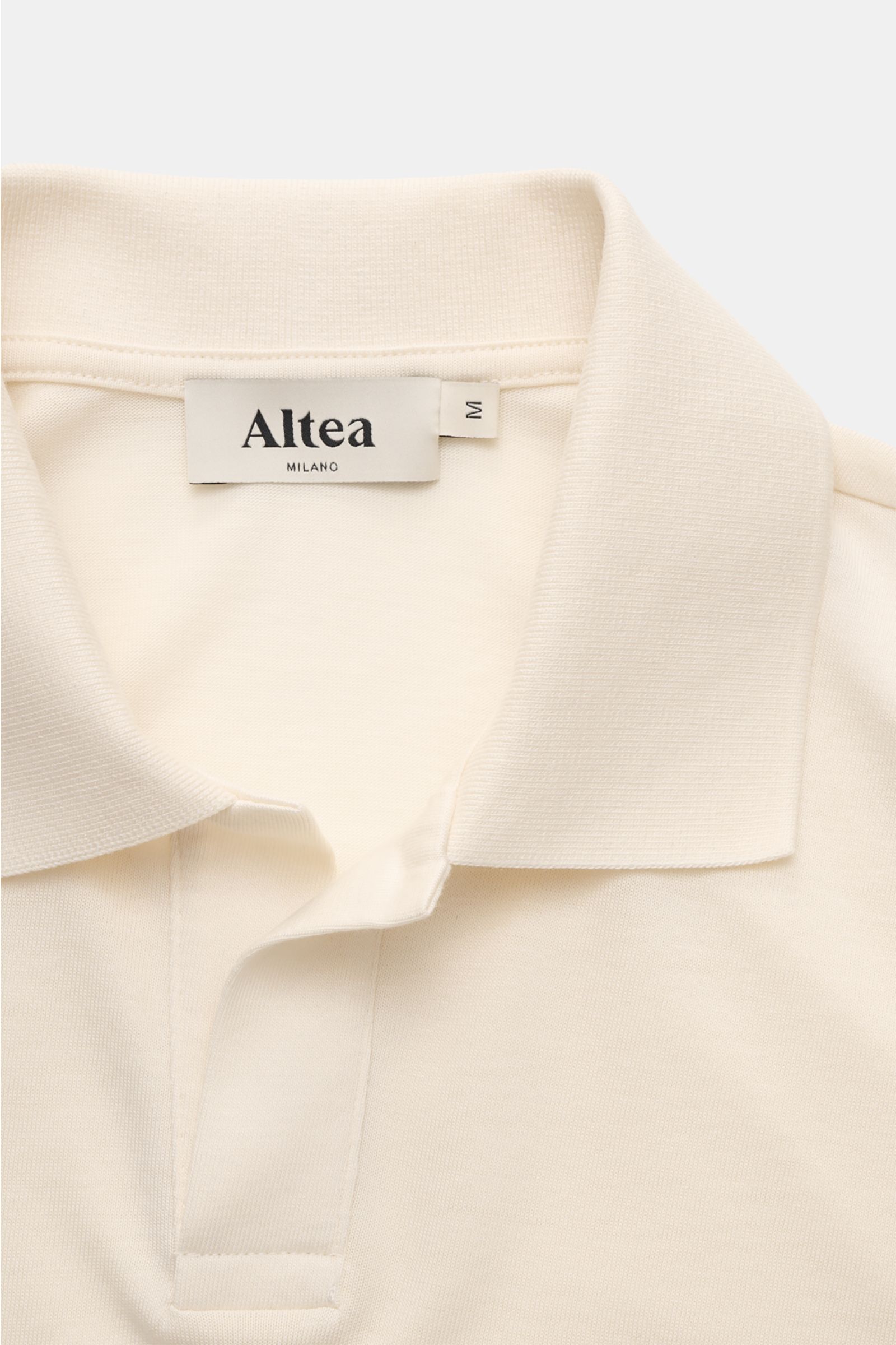 Altea Kurzarm-Strickpolo 'Pierre' creme, Nahaufnahme von oben, luftiger Lyocell-Baumwoll-Mix, offener Kragen, feines Strickbild, Slim Fit, elastische Rippbündchen.