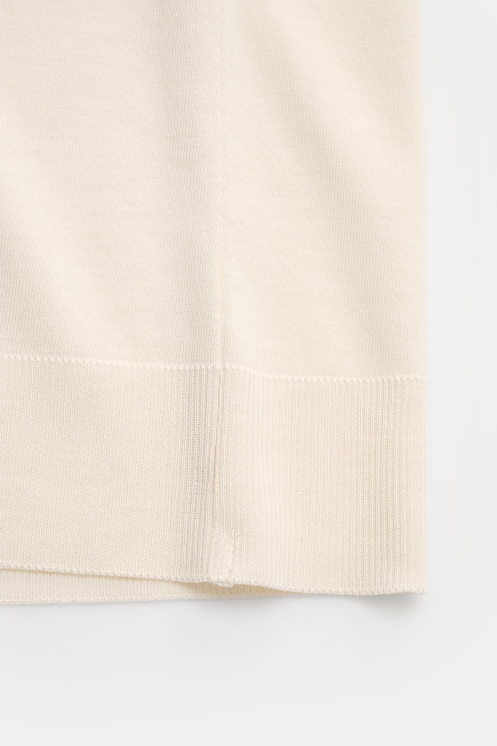 Altea Kurzarm-Strickpolo 'Pierre' creme, Detailansicht des Saums mit feinem Strick, Lyocell-Baumwoll-Mix, Slim Fit, offener Kragenleiste, elastische Rippbündchen.