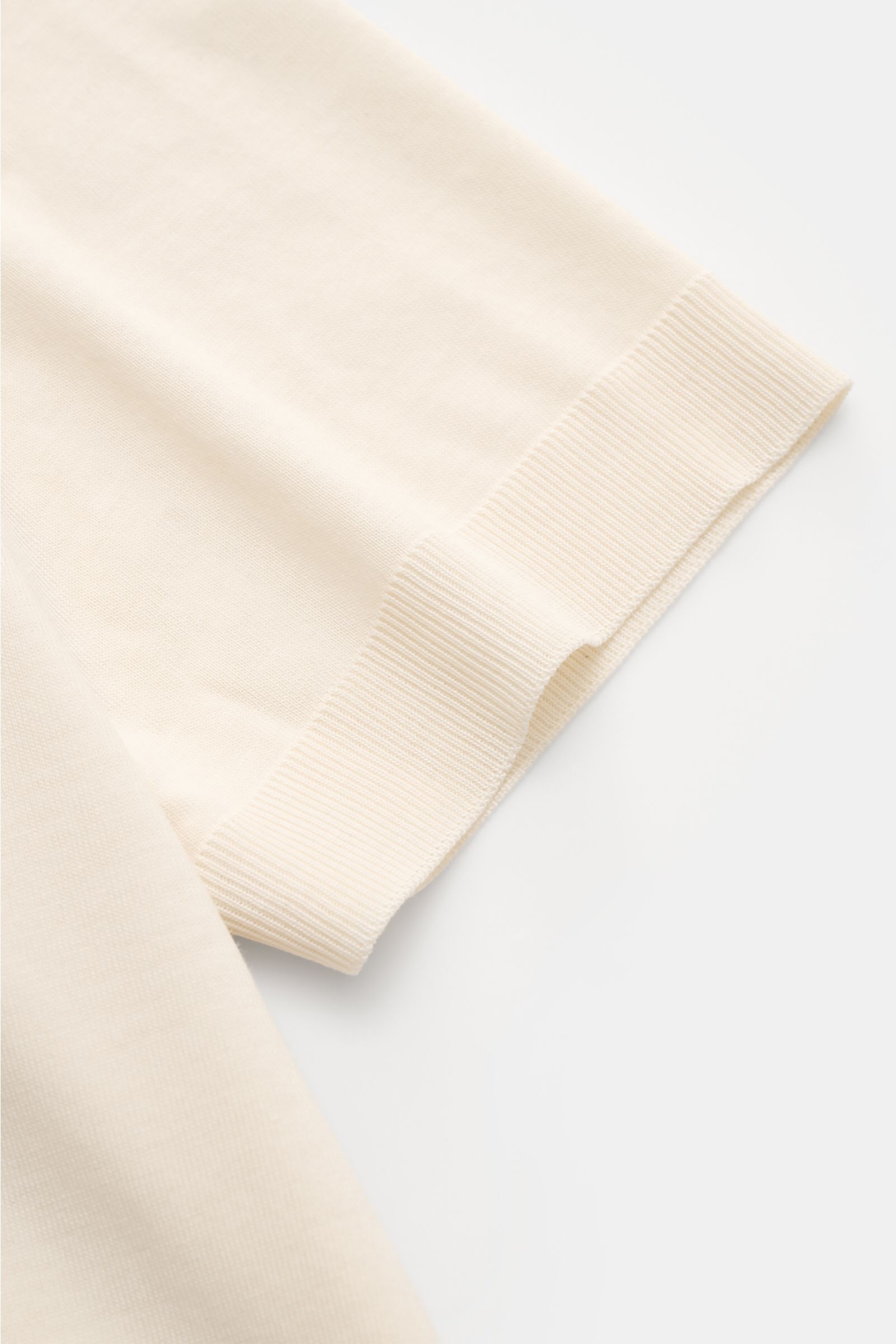 Altea Kurzarm-Strickpolo 'Pierre' creme in Slim Fit, feiner Lyocell-Baumwoll-Mix, elastische Rippbündchen, Detailansicht Ärmel von oben.