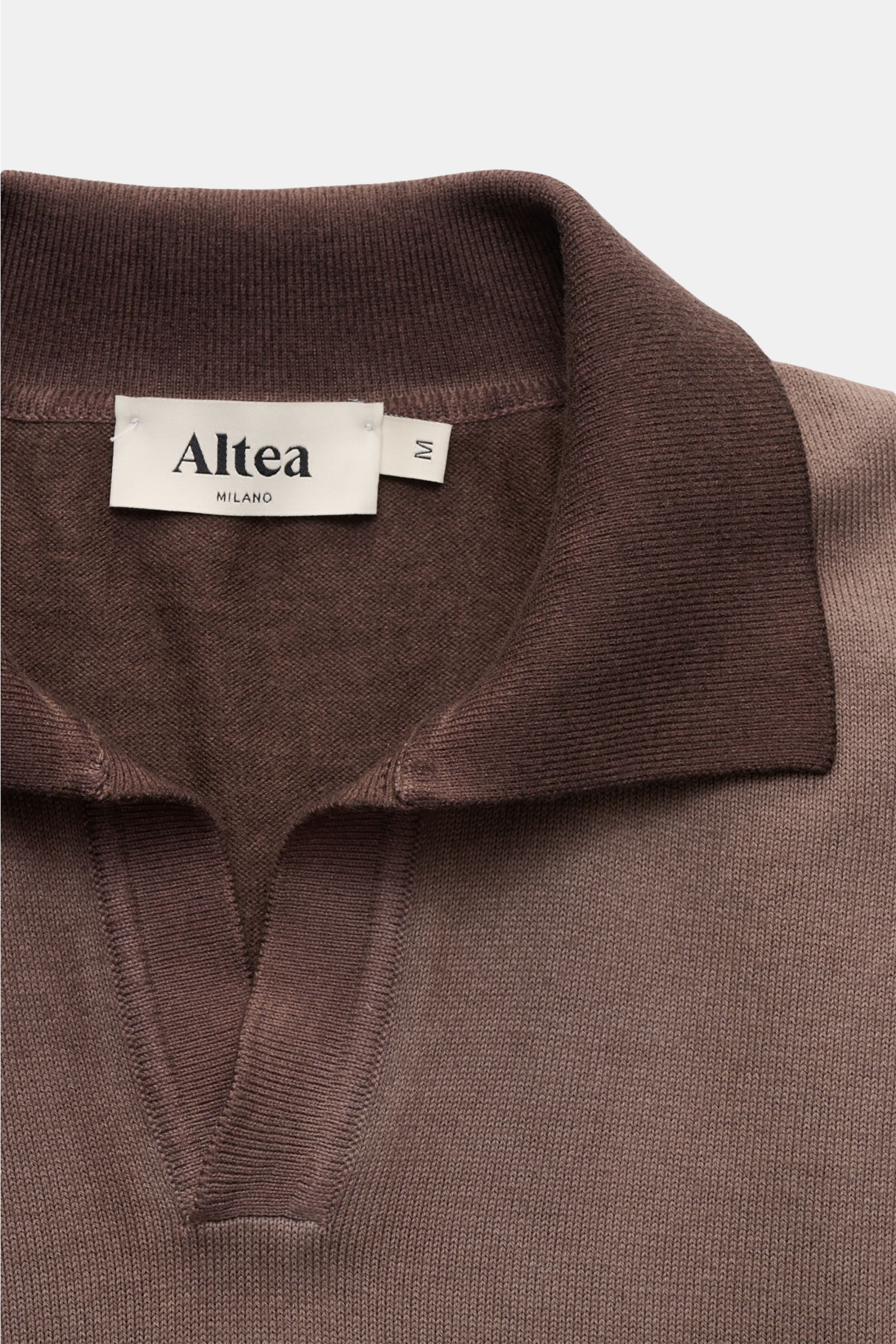 Altea Kurzarm-Strickpolo graubraun aus reiner Baumwolle, Slim Fit, weicher Griff, feines Strickbild, klassischer Polokragen, offene Kragenleiste, Rippbündchen, Nahaufnahme von oben.