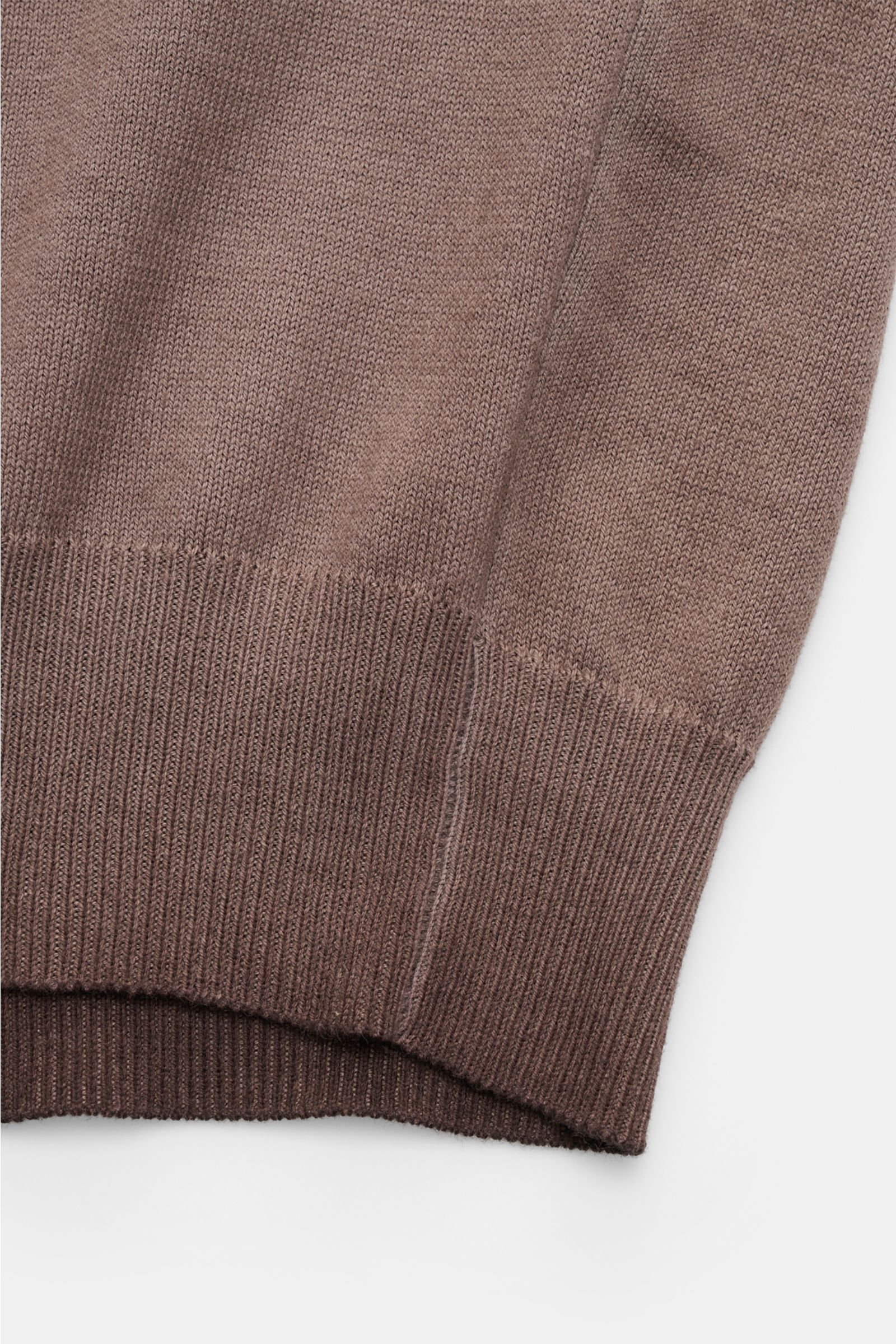 Altea Kurzarm-Strickpolo graubraun in Slim Fit, reine Baumwolle, feines Strickbild, klassische Polokragen, offene Kragenleiste, Rippbündchen, Detailansicht.