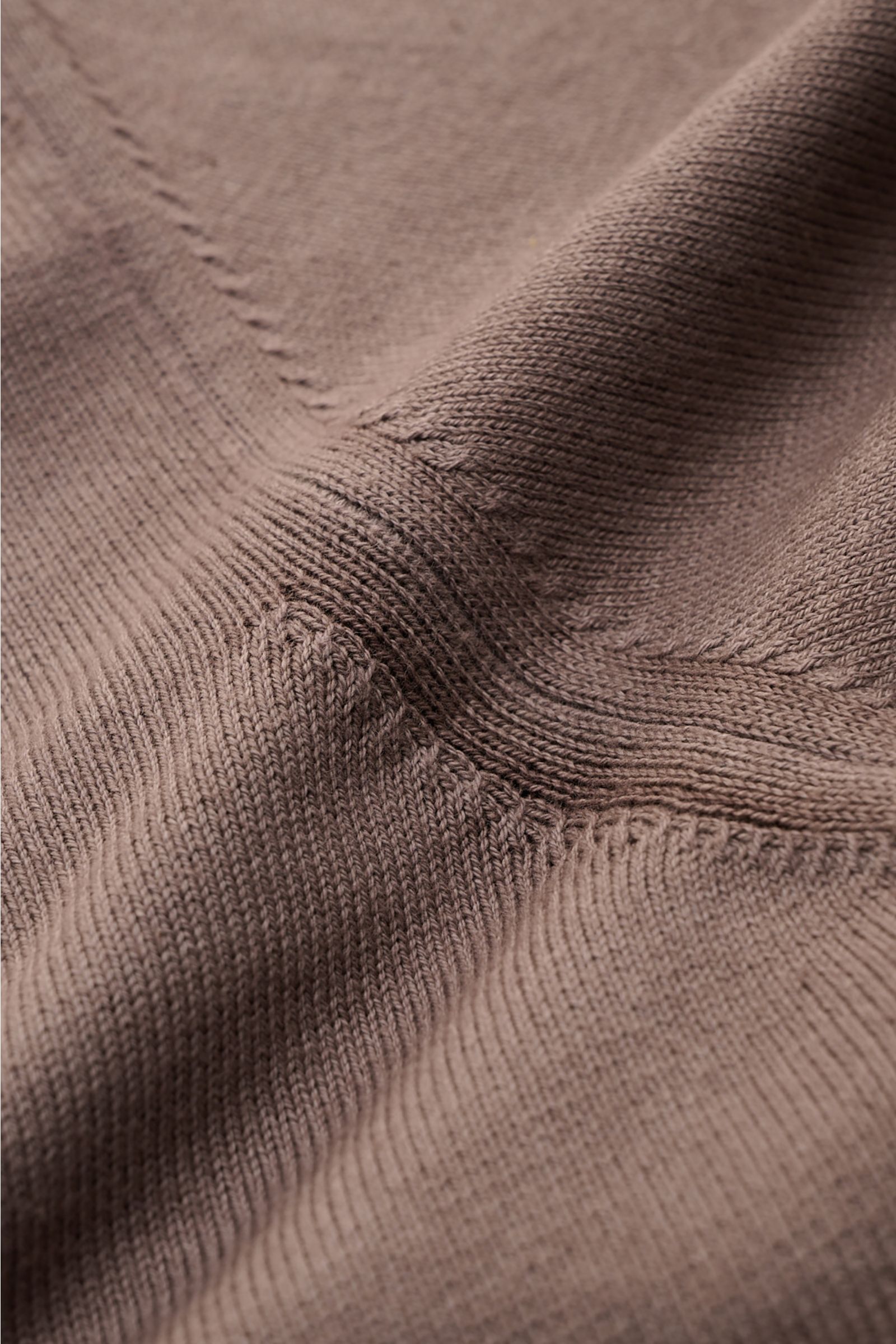 Nahaufnahme des feinen Strickbilds vom graubraunen Altea Kurzarm-Strickpolo aus reiner Baumwolle mit weichem Griff.