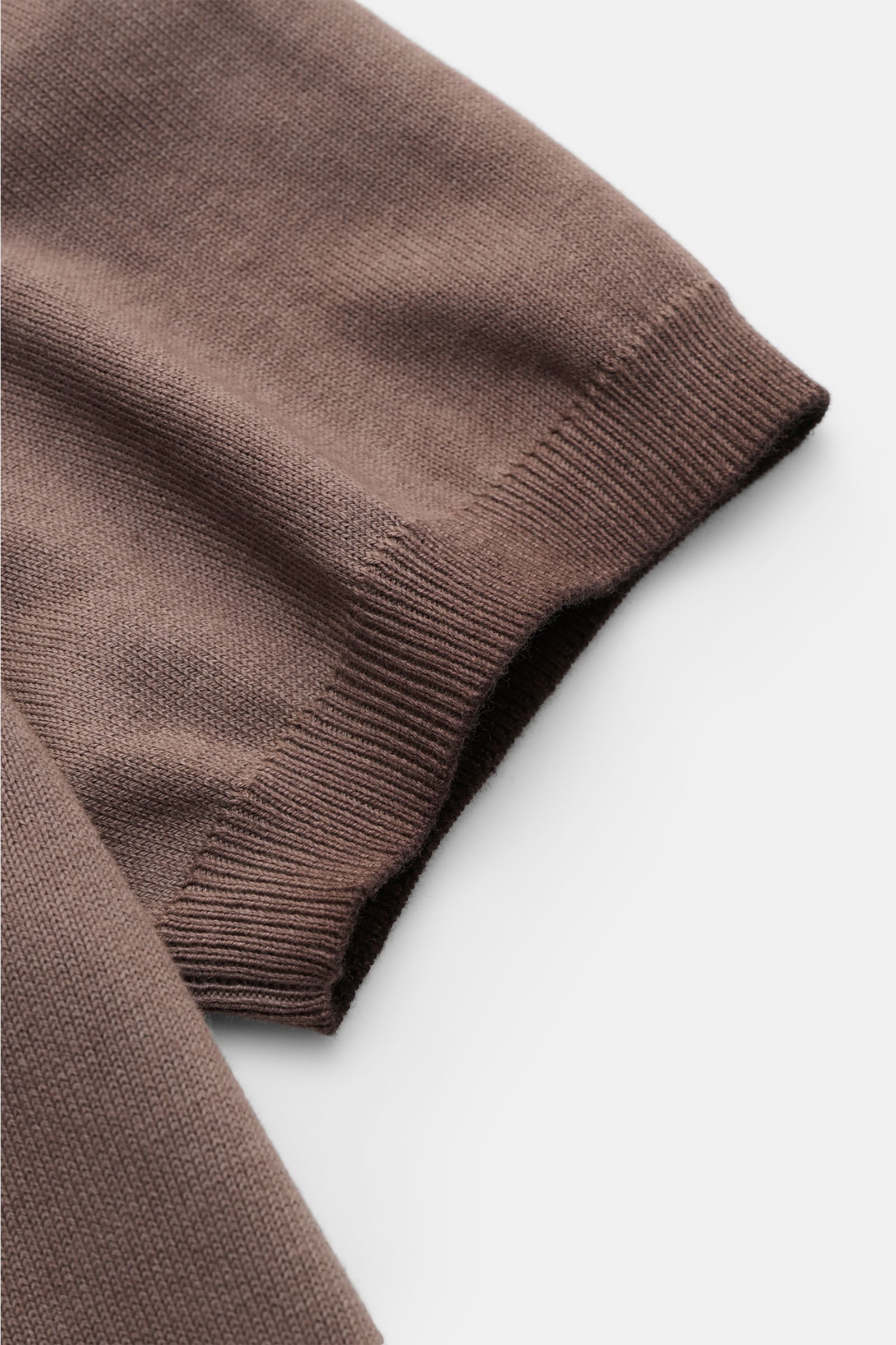 Nahaufnahme des Altea Kurzarm-Strickpolo graubraun, Detailansicht des weichen, feinen Strickbildes mit Rippbündchen am Ärmel, Slim Fit aus reiner Baumwolle.