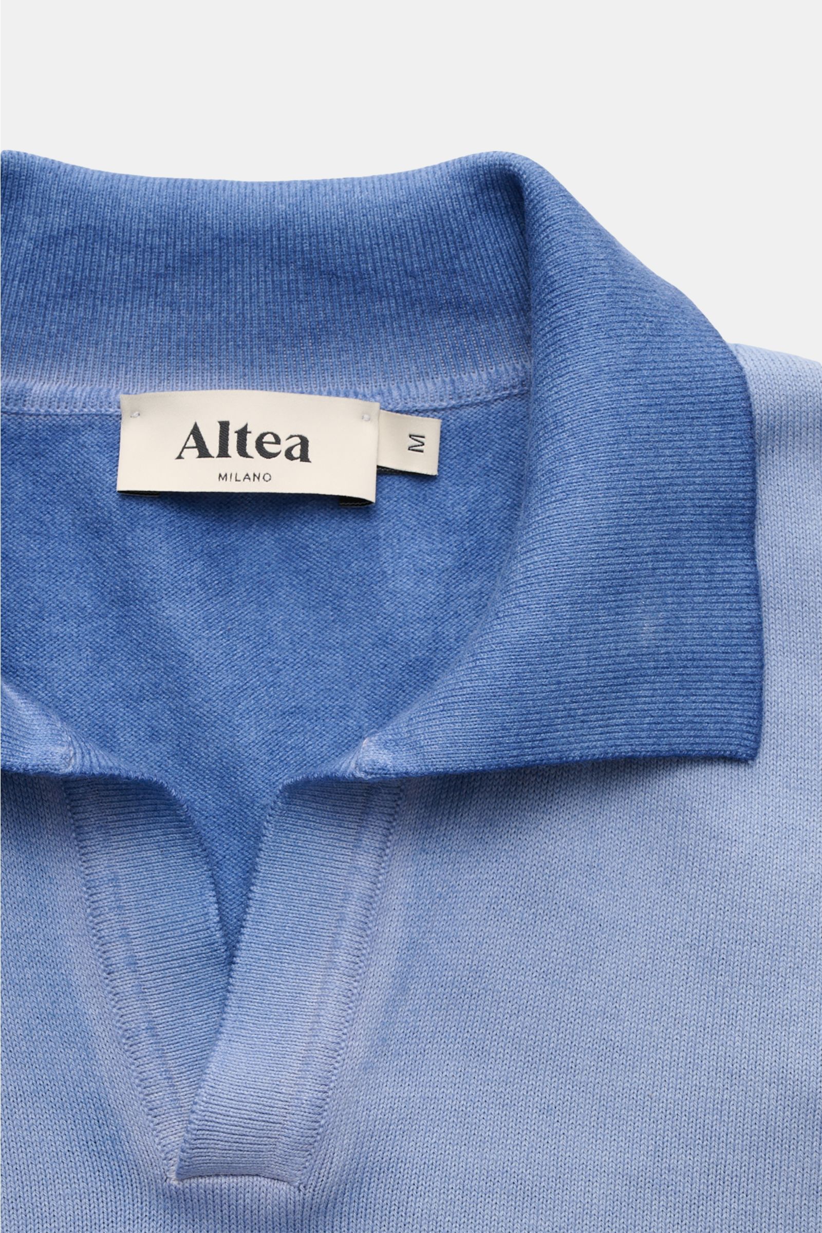 Altea Kurzarm-Strickpolo rauchblau, Slim Fit, reine Baumwolle, weicher Griff, feines Strickbild, klassischer Polokragen, offene Kragenleiste, Rippbündchen, Nahaufnahme von oben