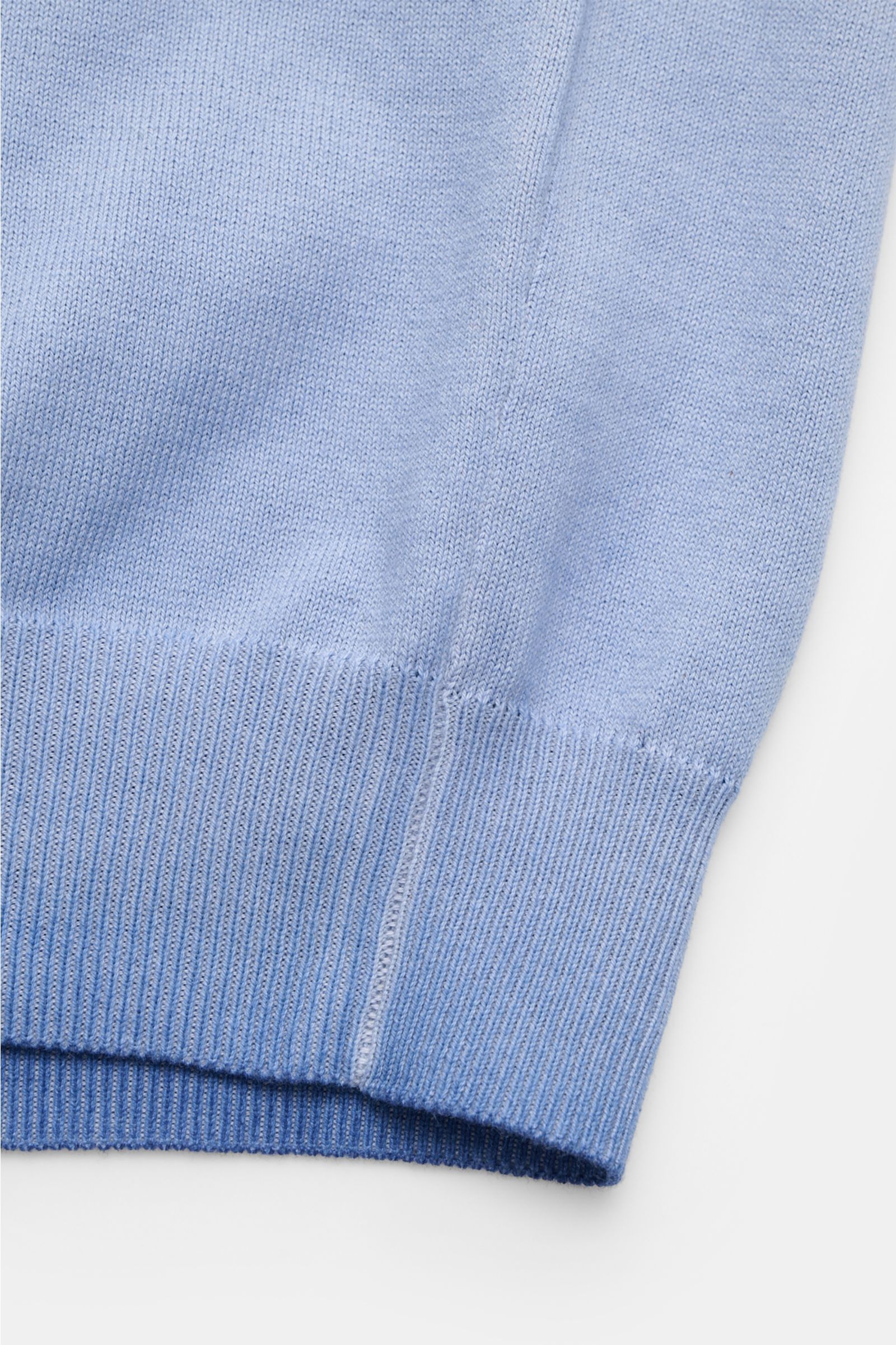 Altea Kurzarm-Strickpolo rauchblau aus reiner Baumwolle, Slim Fit, feines Strickbild, weicher Griff, Rippbündchen, Detailaufnahme des Ärmelbündchens.