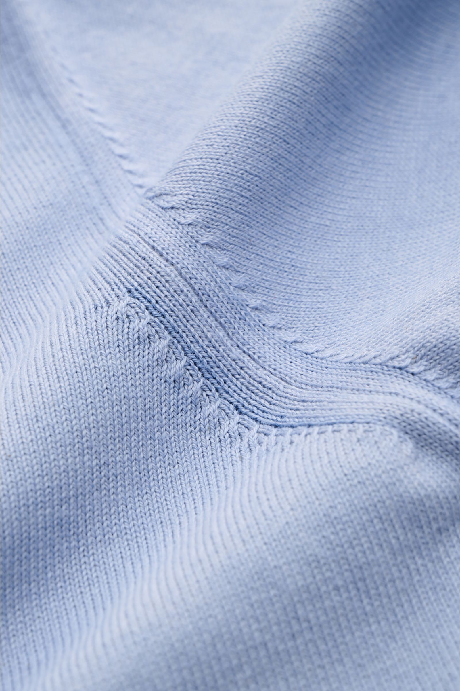 Altea Kurzarm-Strickpolo rauchblau, Nahaufnahme aus schräger Perspektive, feines Strickbild, weicher Griff, reine Baumwolle, Slim Fit.