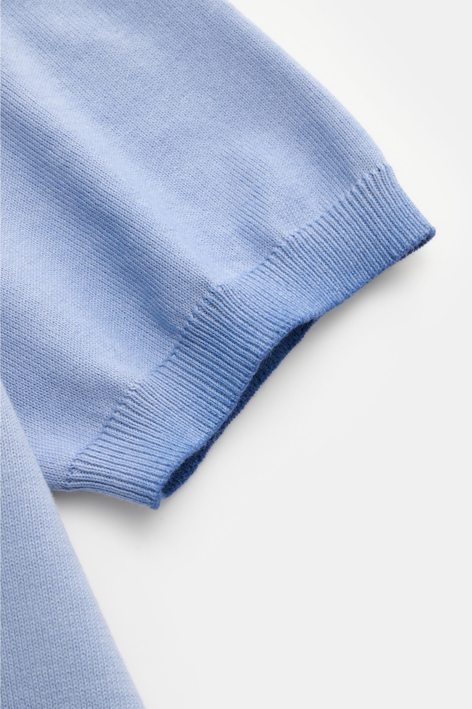 Altea Kurzarm-Strickpolo rauchblau, Detailaufnahme des weichen Slim Fit Ärmels mit Rippbündchen aus reiner Baumwolle.