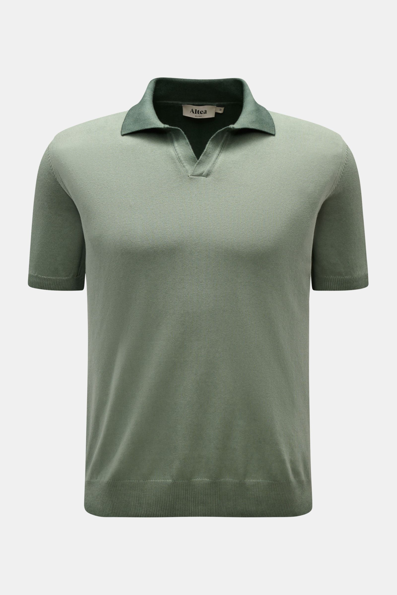 Altea Kurzarm-Strickpolo graugrün, Slim Fit, reine Baumwolle, weicher Griff, feines Strickbild, klassischer Polokragen, offene Kragenleiste, Rippbündchen, frontale Perspektive.