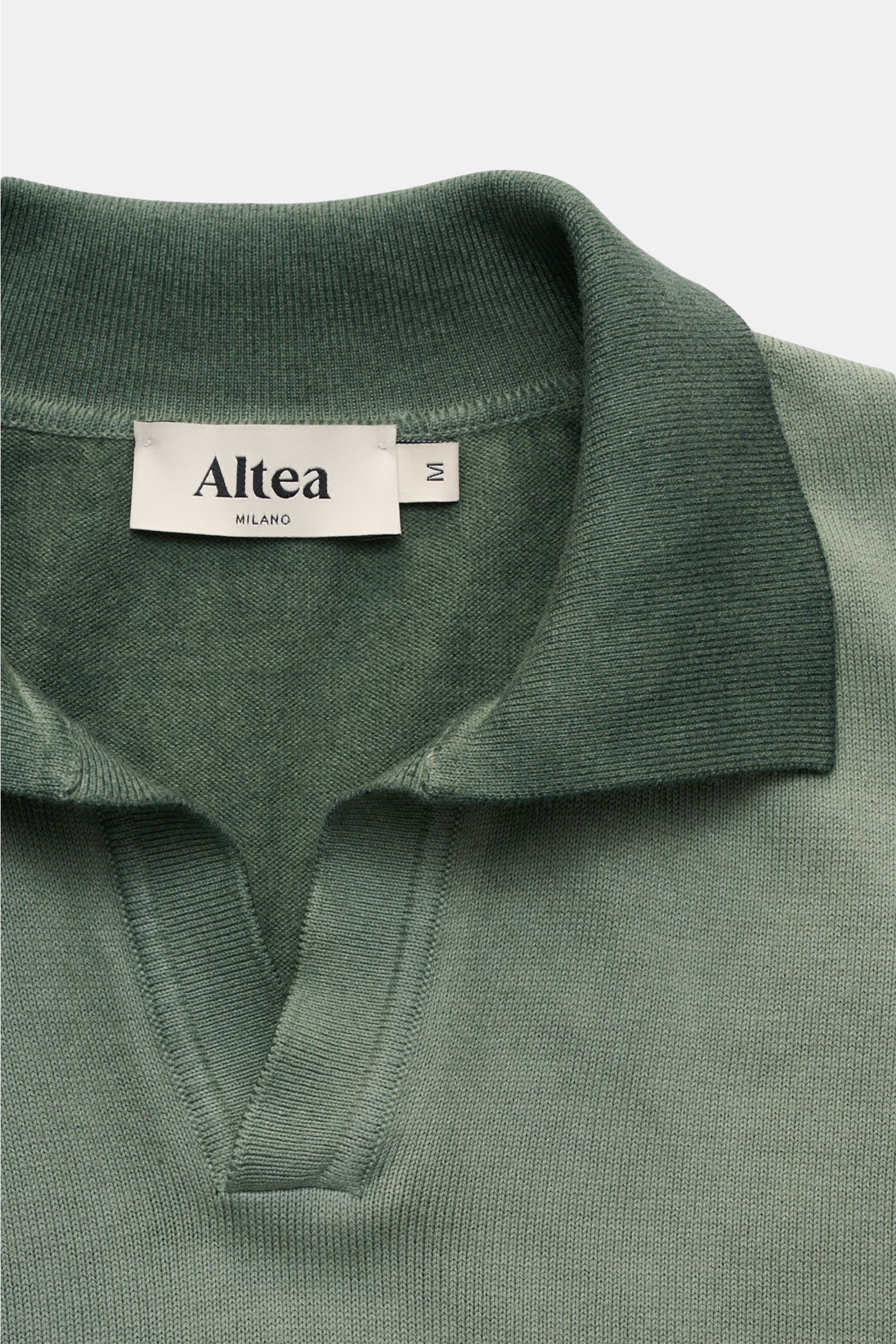 Altea Kurzarm-Strickpolo graugrün in Slim Fit, reine Baumwolle, weicher Griff, feines Strickbild, klassischer Polokragen, offene Kragenleiste, Rippbündchen, Nahaufnahme vom Kragen frontal.