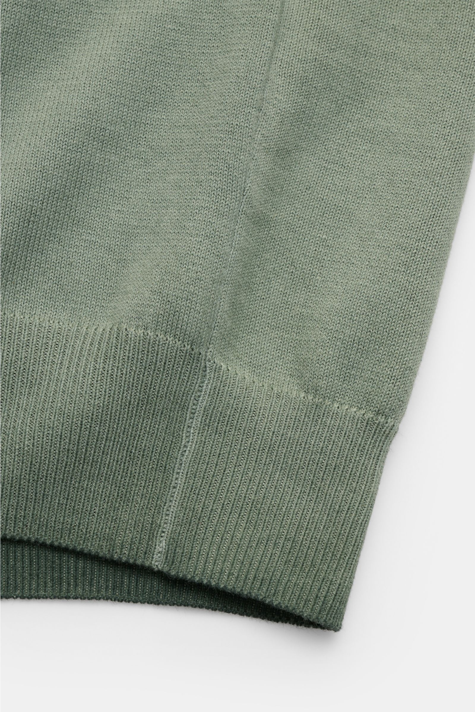 Altea Kurzarm-Strickpolo graugrün, Slim Fit, reine Baumwolle, weicher Griff, feines Strickbild, Rippbündchen, Detailaufnahme Ärmelsaum.